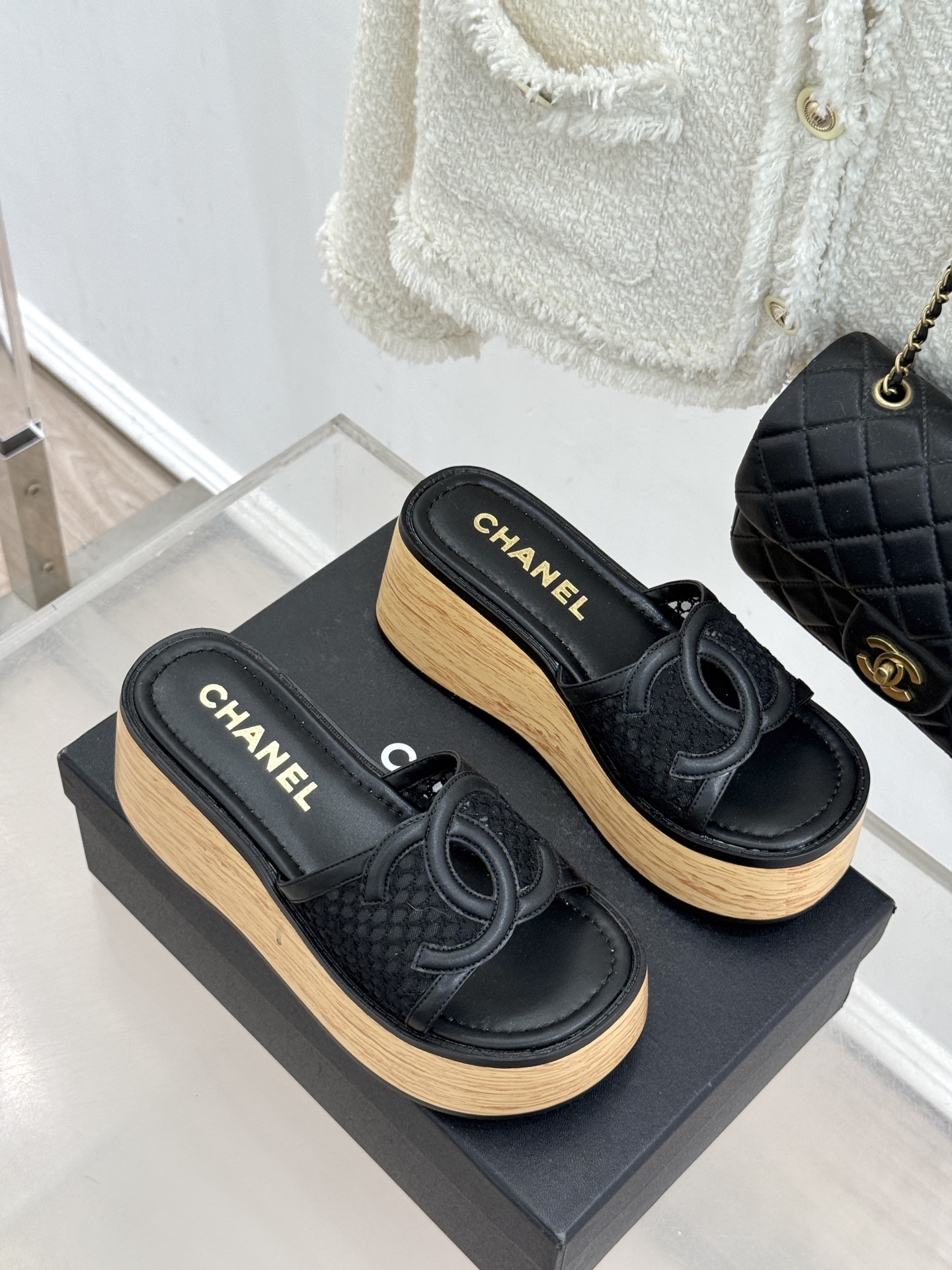 CHANE*｜小香26P新品大双C镂空网面厚底拖鞋是2026春夏轻奢松弛感的标杆。通透网眼鞋面自带呼吸感