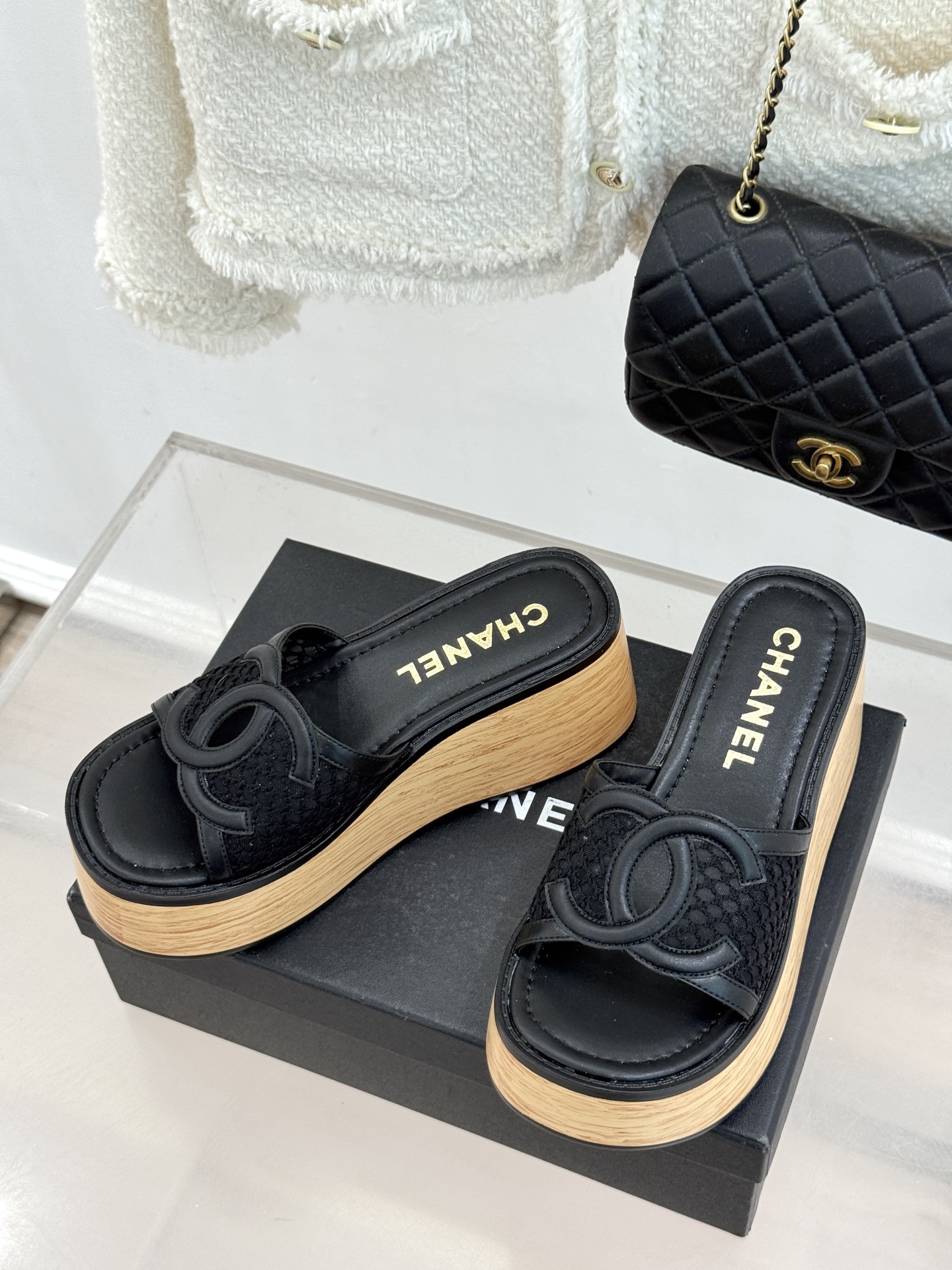 CHANE*｜小香26P新品大双C镂空网面厚底拖鞋是2026春夏轻奢松弛感的标杆。通透网眼鞋面自带呼吸感