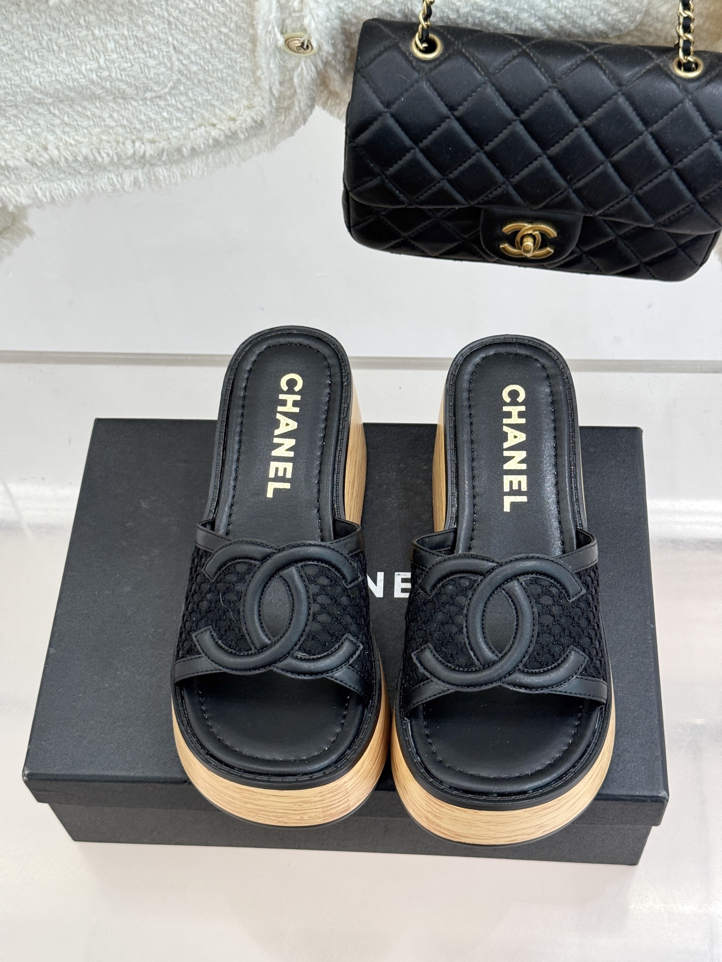 CHANE*｜小香26P新品大双C镂空网面厚底拖鞋是2026春夏轻奢松弛感的标杆。通透网眼鞋面自带呼吸感