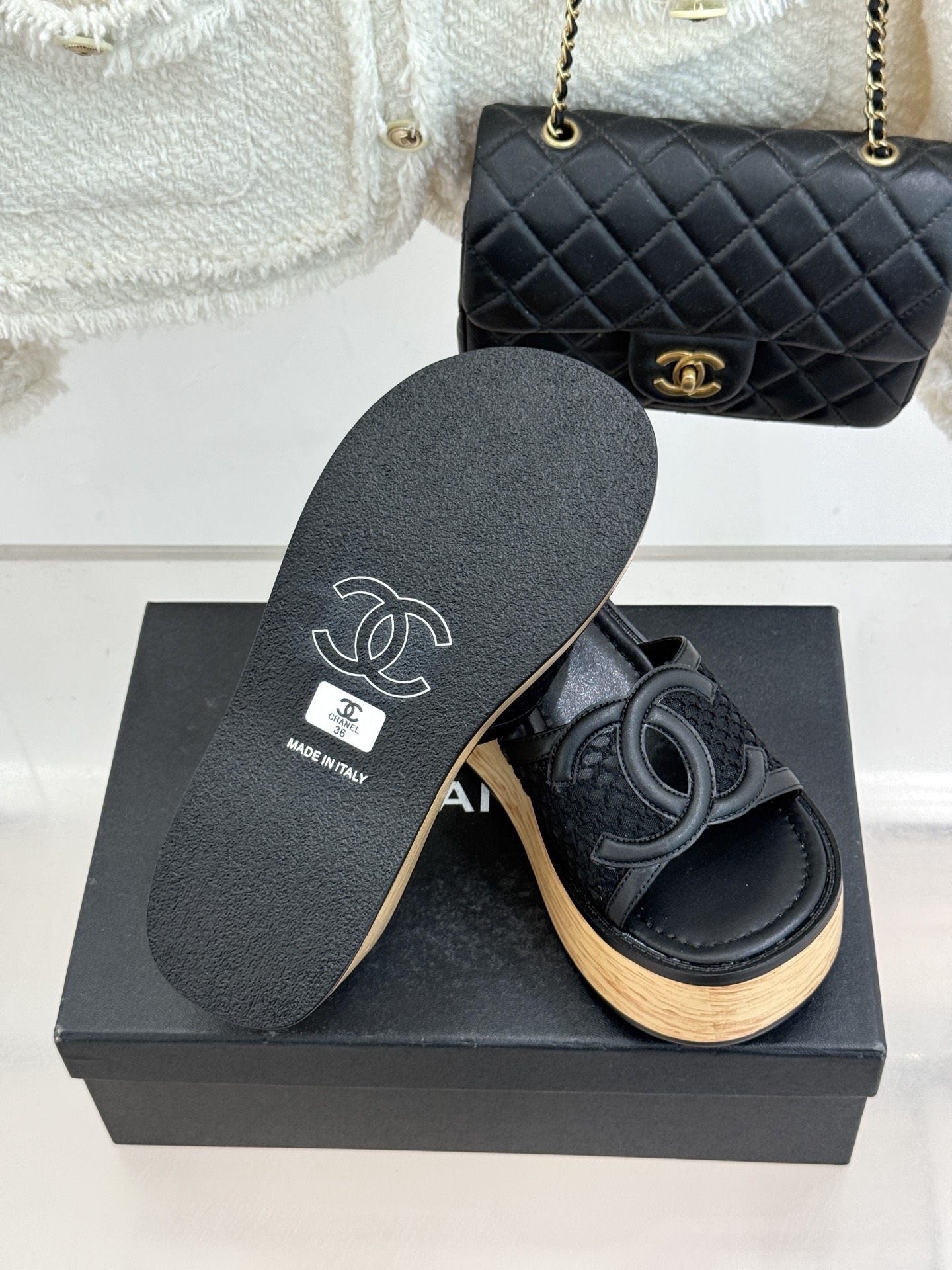 CHANE*｜小香26P新品大双C镂空网面厚底拖鞋是2026春夏轻奢松弛感的标杆。通透网眼鞋面自带呼吸感