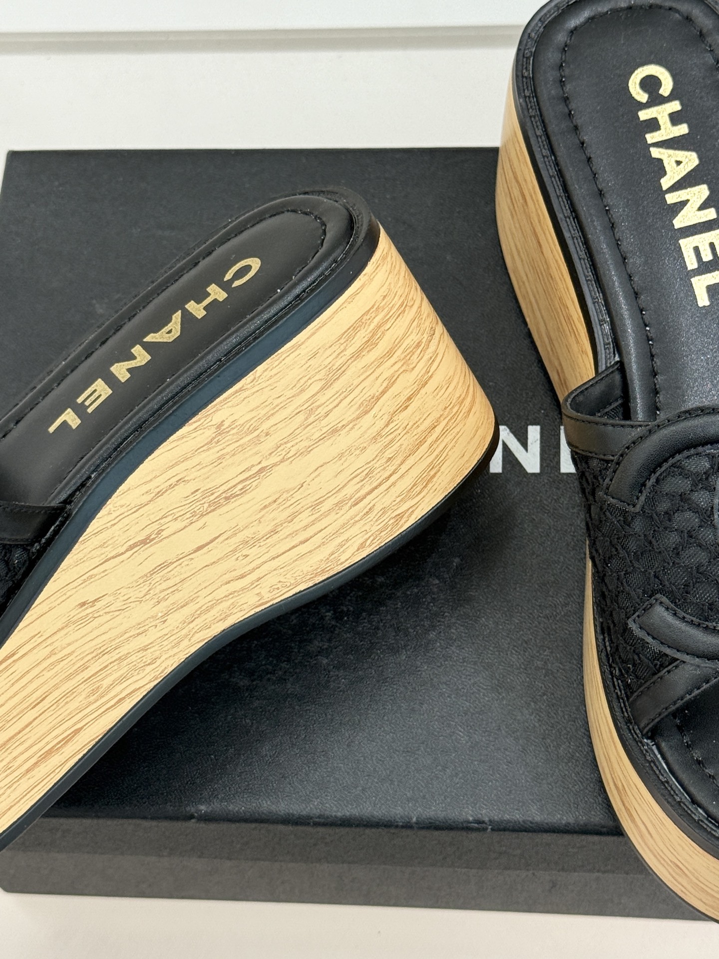 CHANE*｜小香26P新品大双C镂空网面厚底拖鞋是2026春夏轻奢松弛感的标杆。通透网眼鞋面自带呼吸感