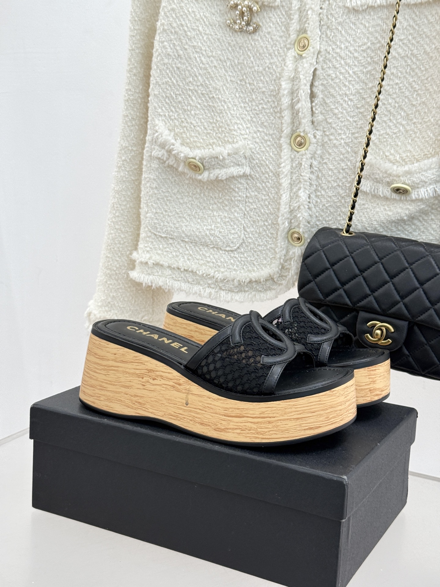 CHANE*｜小香26P新品大双C镂空网面厚底拖鞋是2026春夏轻奢松弛感的标杆。通透网眼鞋面自带呼吸感