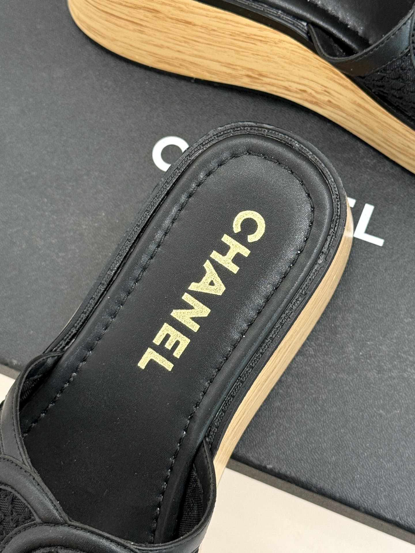 CHANE*｜小香26P新品大双C镂空网面厚底拖鞋是2026春夏轻奢松弛感的标杆。通透网眼鞋面自带呼吸感