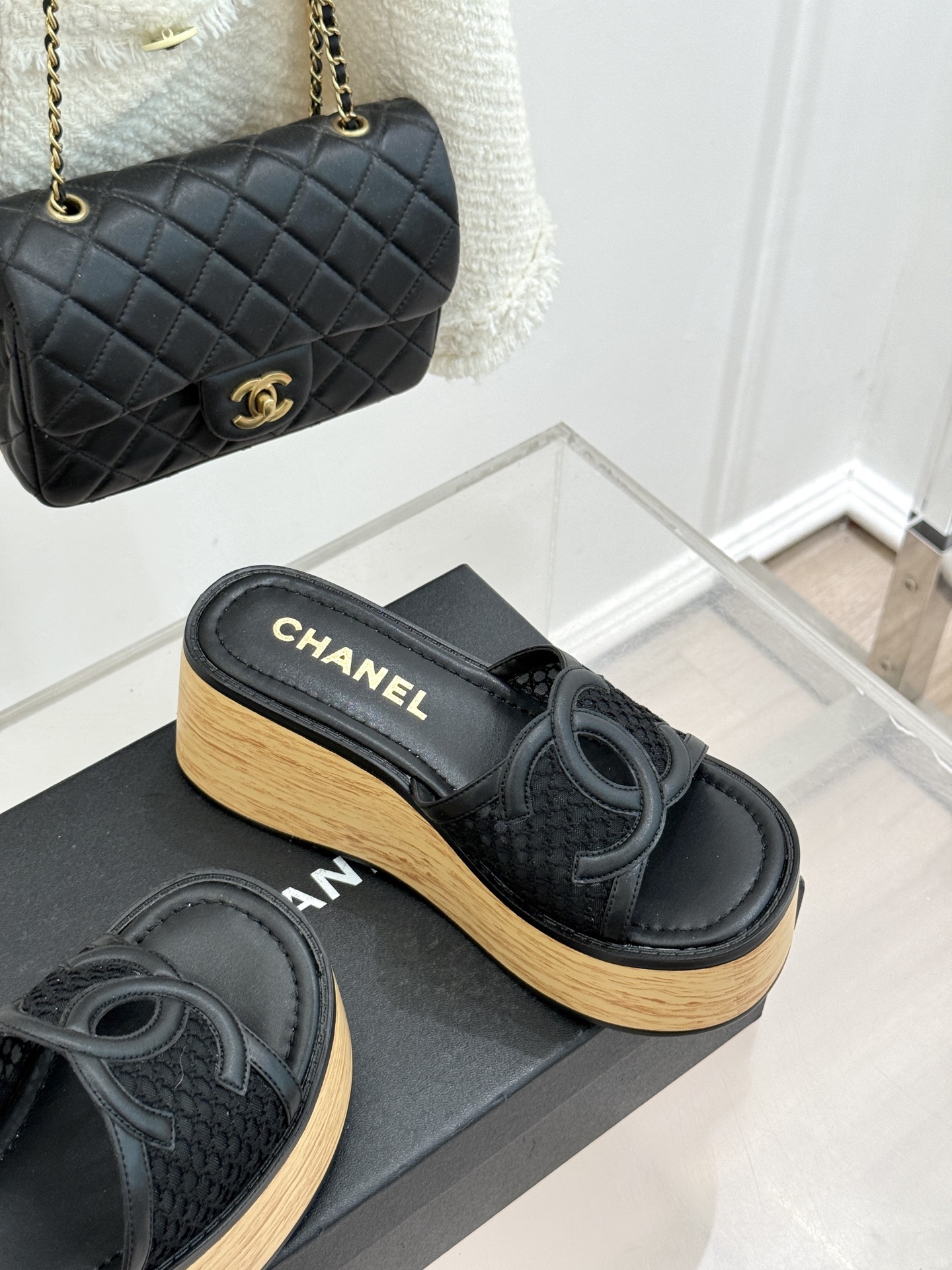 CHANE*｜小香26P新品大双C镂空网面厚底拖鞋是2026春夏轻奢松弛感的标杆。通透网眼鞋面自带呼吸感