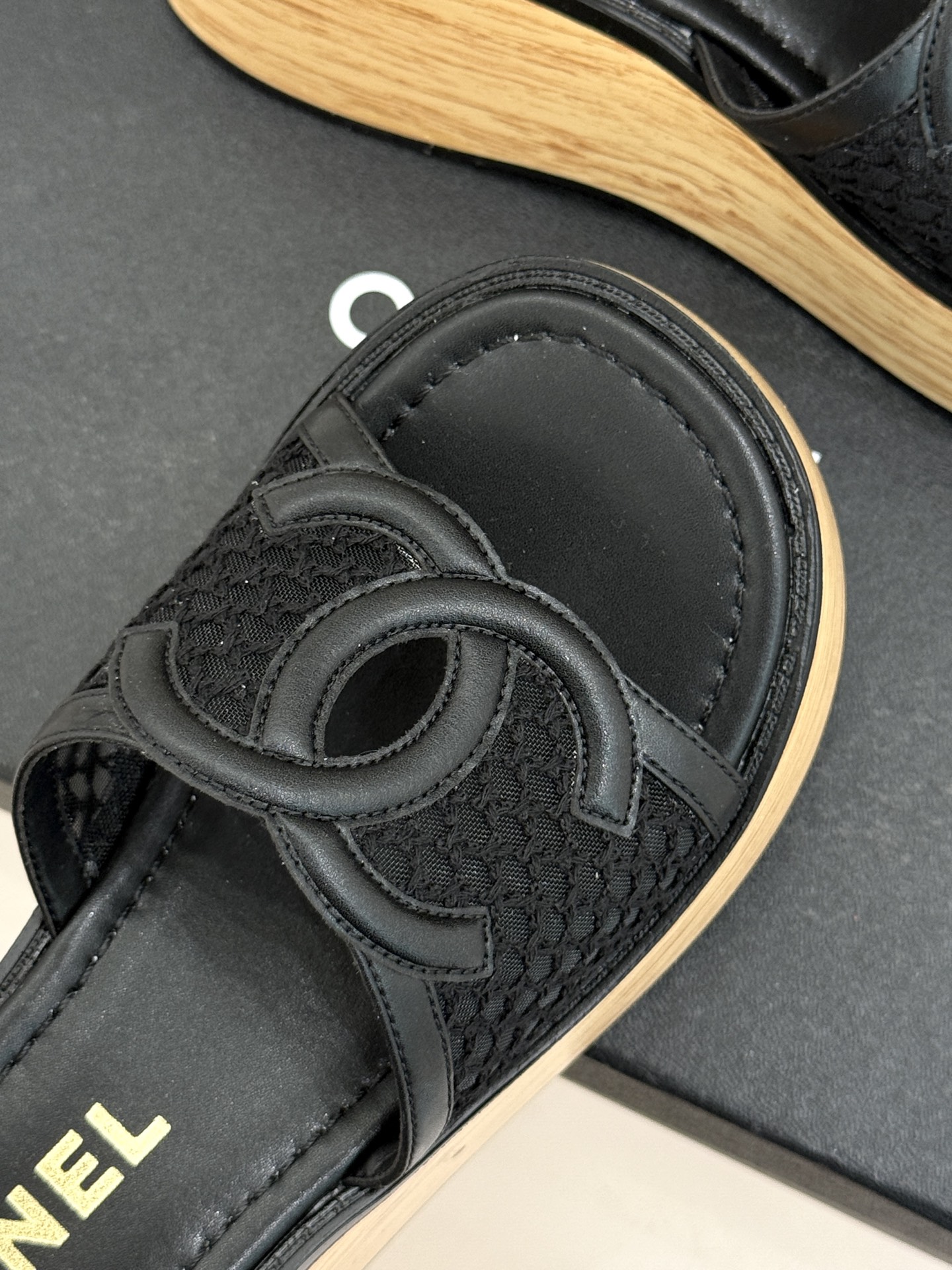 CHANE*｜小香26P新品大双C镂空网面厚底拖鞋是2026春夏轻奢松弛感的标杆。通透网眼鞋面自带呼吸感