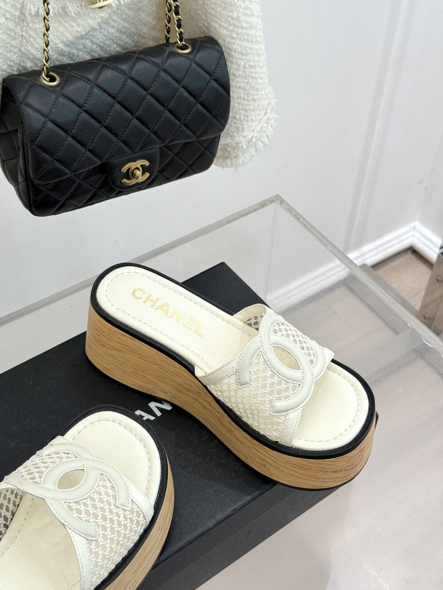 CHANE*｜小香26P新品大双C镂空网面厚底拖鞋是2026春夏轻奢松弛感的标杆。通透网眼鞋面自带呼吸感