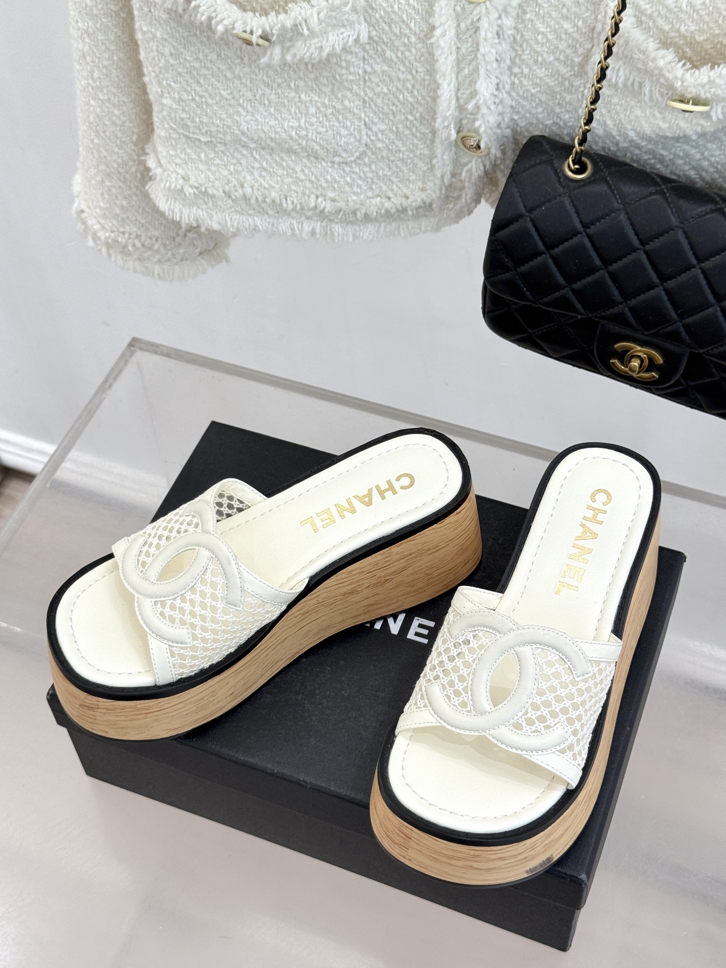 CHANE*｜小香26P新品大双C镂空网面厚底拖鞋是2026春夏轻奢松弛感的标杆。通透网眼鞋面自带呼吸感