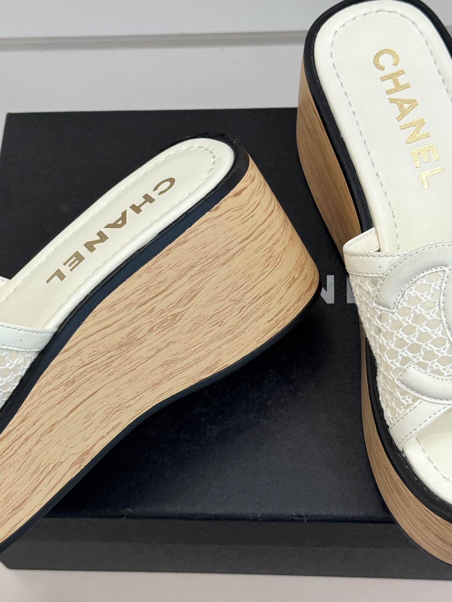 CHANE*｜小香26P新品大双C镂空网面厚底拖鞋是2026春夏轻奢松弛感的标杆。通透网眼鞋面自带呼吸感