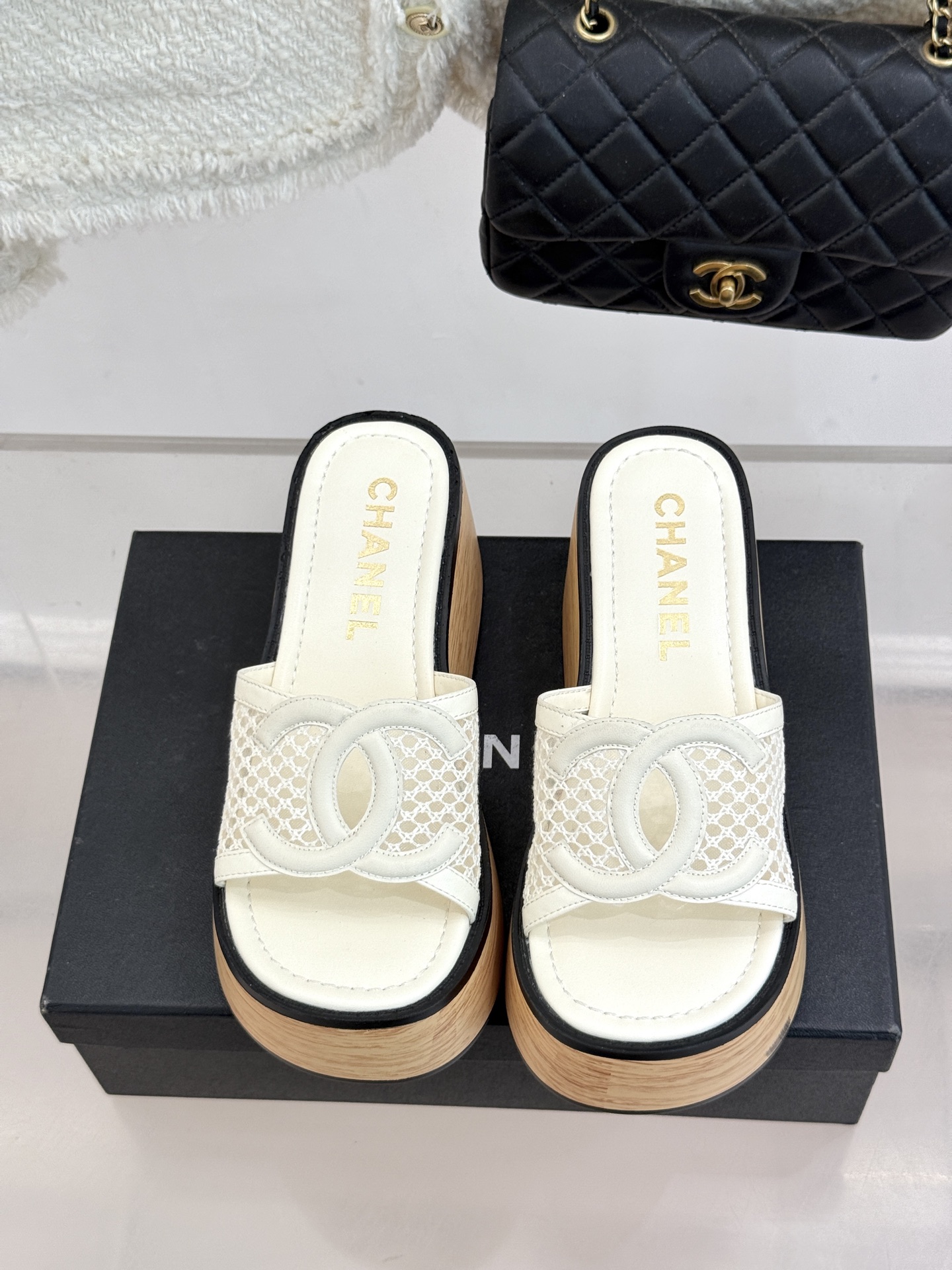 CHANE*｜小香26P新品大双C镂空网面厚底拖鞋是2026春夏轻奢松弛感的标杆。通透网眼鞋面自带呼吸感