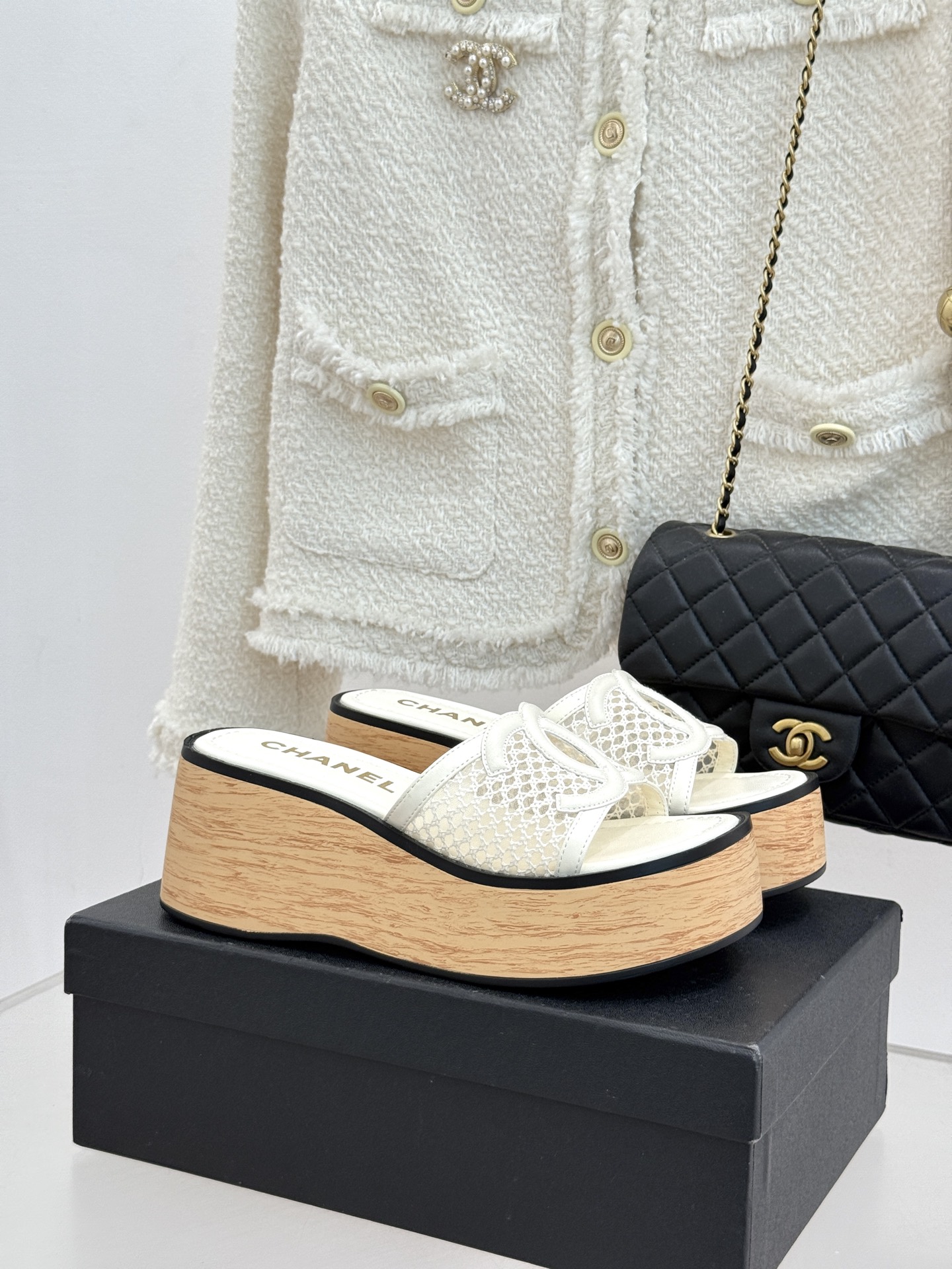 CHANE*｜小香26P新品大双C镂空网面厚底拖鞋是2026春夏轻奢松弛感的标杆。通透网眼鞋面自带呼吸感