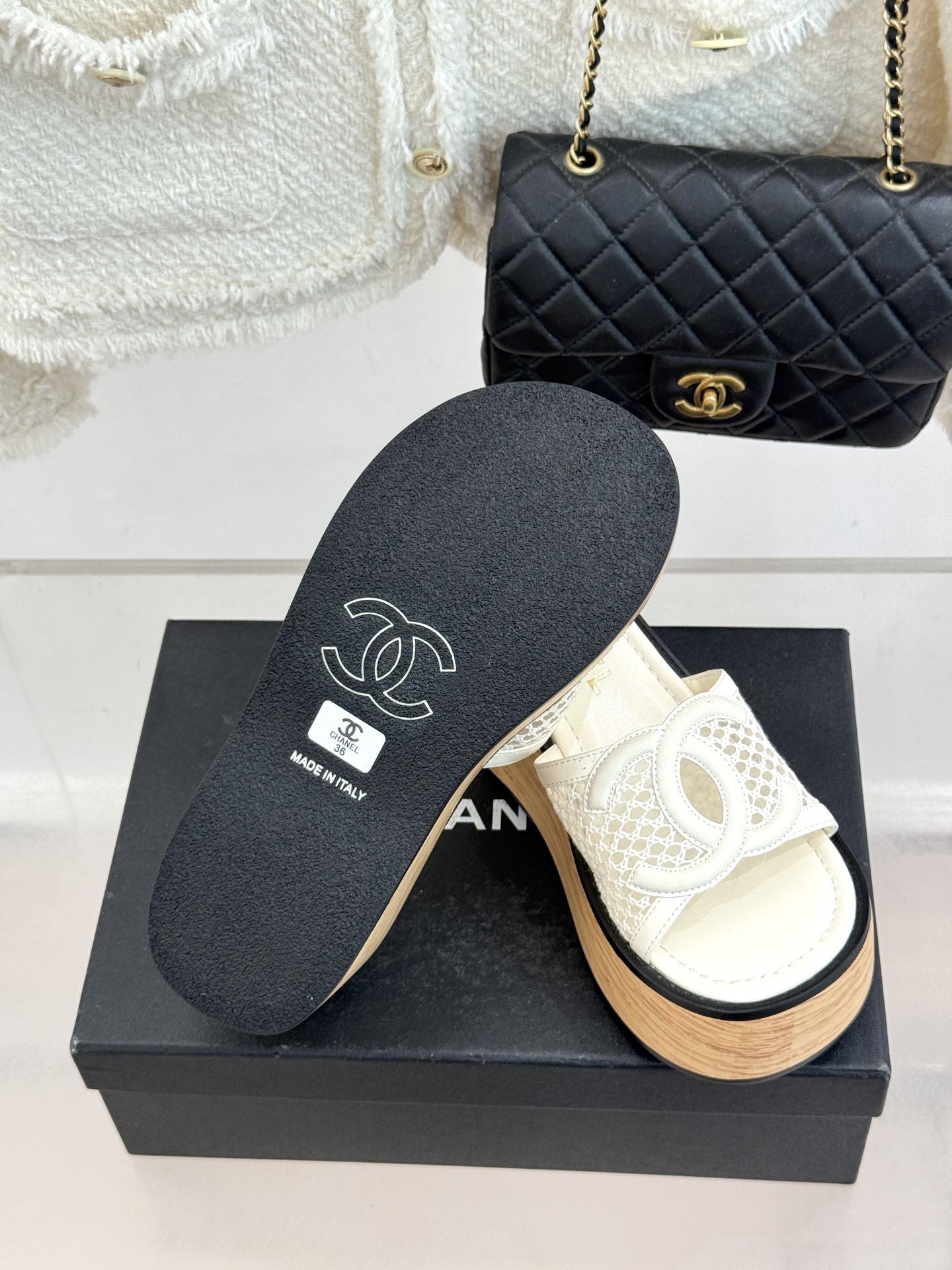 CHANE*｜小香26P新品大双C镂空网面厚底拖鞋是2026春夏轻奢松弛感的标杆。通透网眼鞋面自带呼吸感