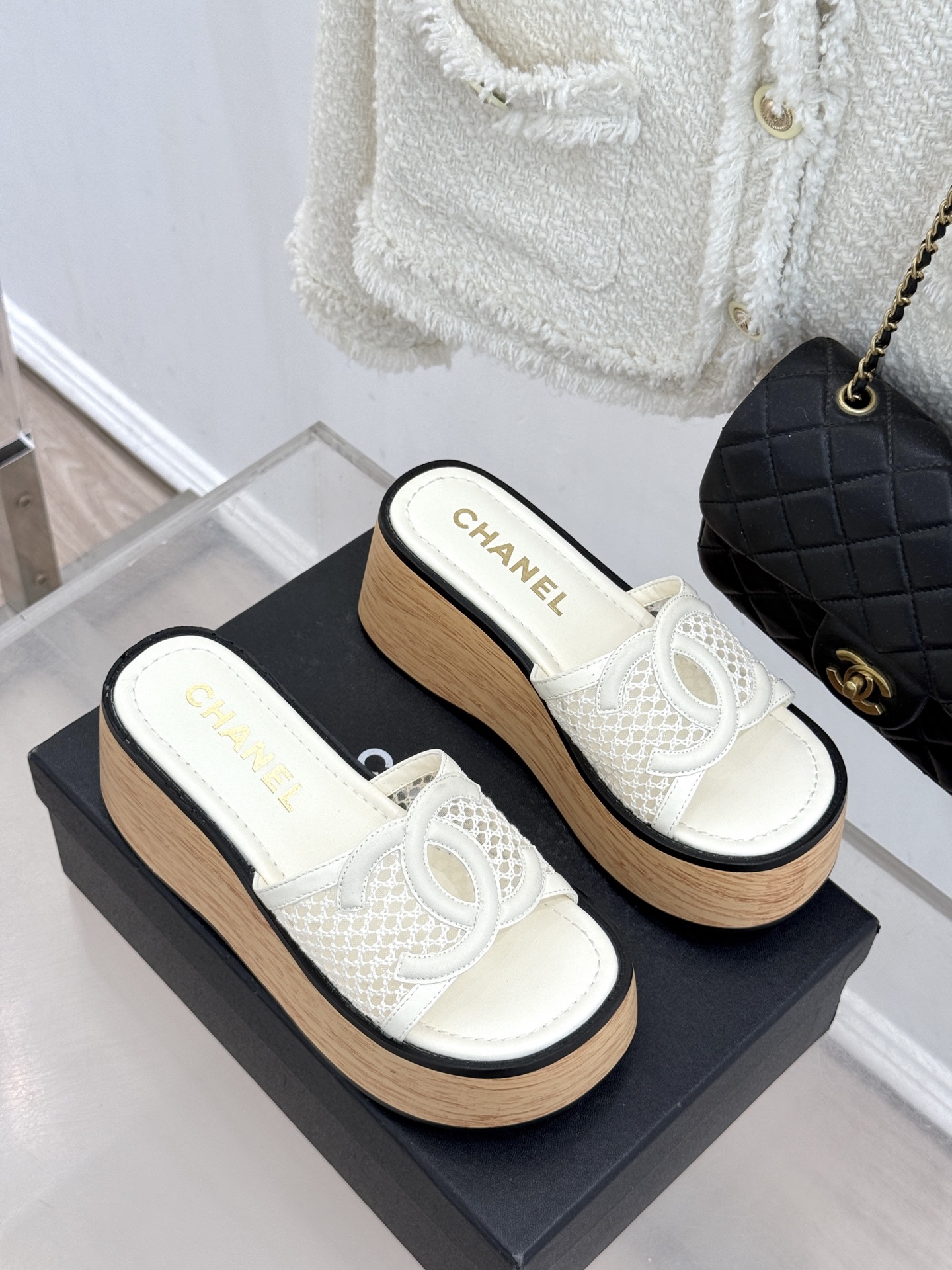 CHANE*｜小香26P新品大双C镂空网面厚底拖鞋是2026春夏轻奢松弛感的标杆。通透网眼鞋面自带呼吸感