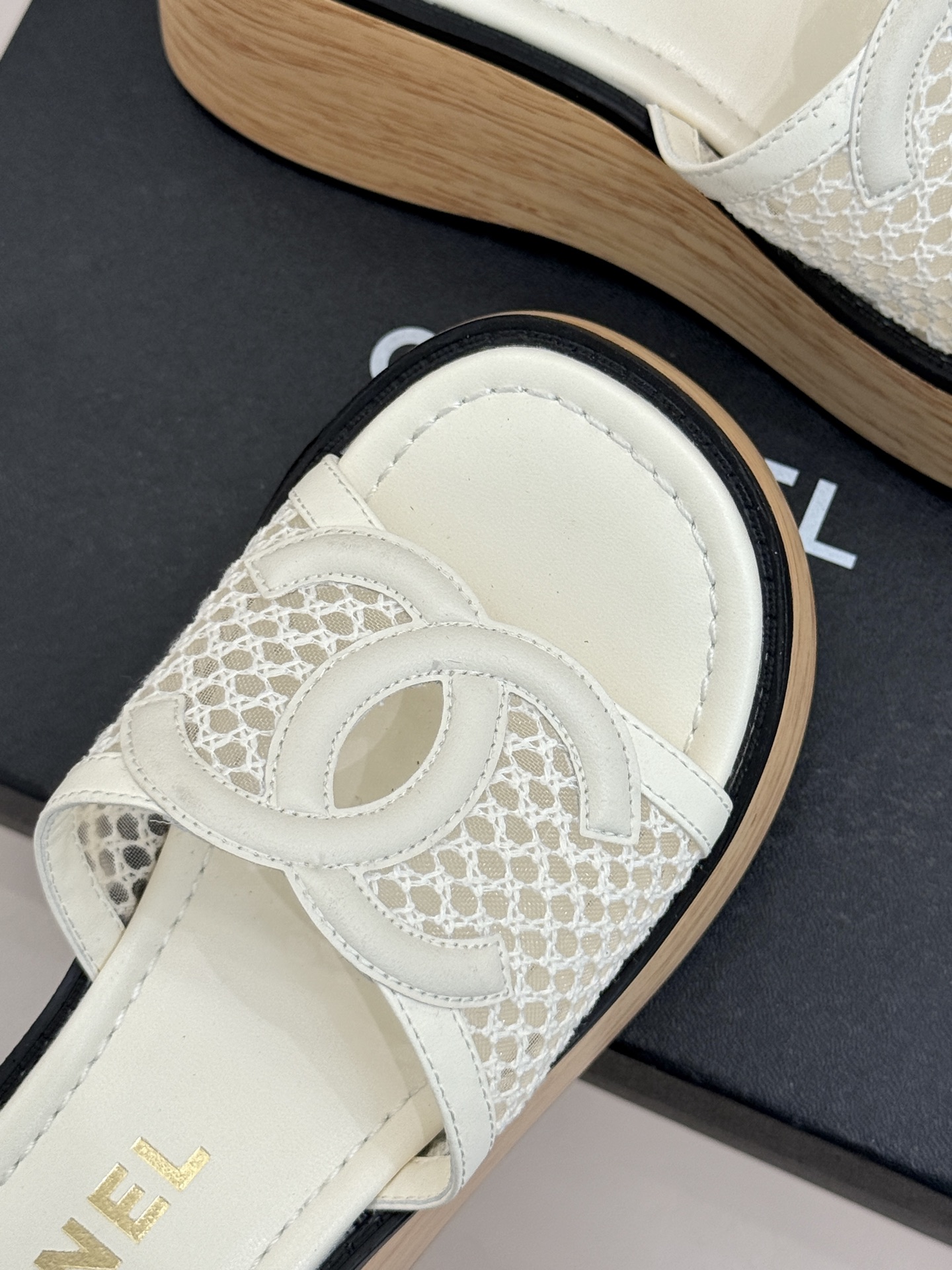 CHANE*｜小香26P新品大双C镂空网面厚底拖鞋是2026春夏轻奢松弛感的标杆。通透网眼鞋面自带呼吸感