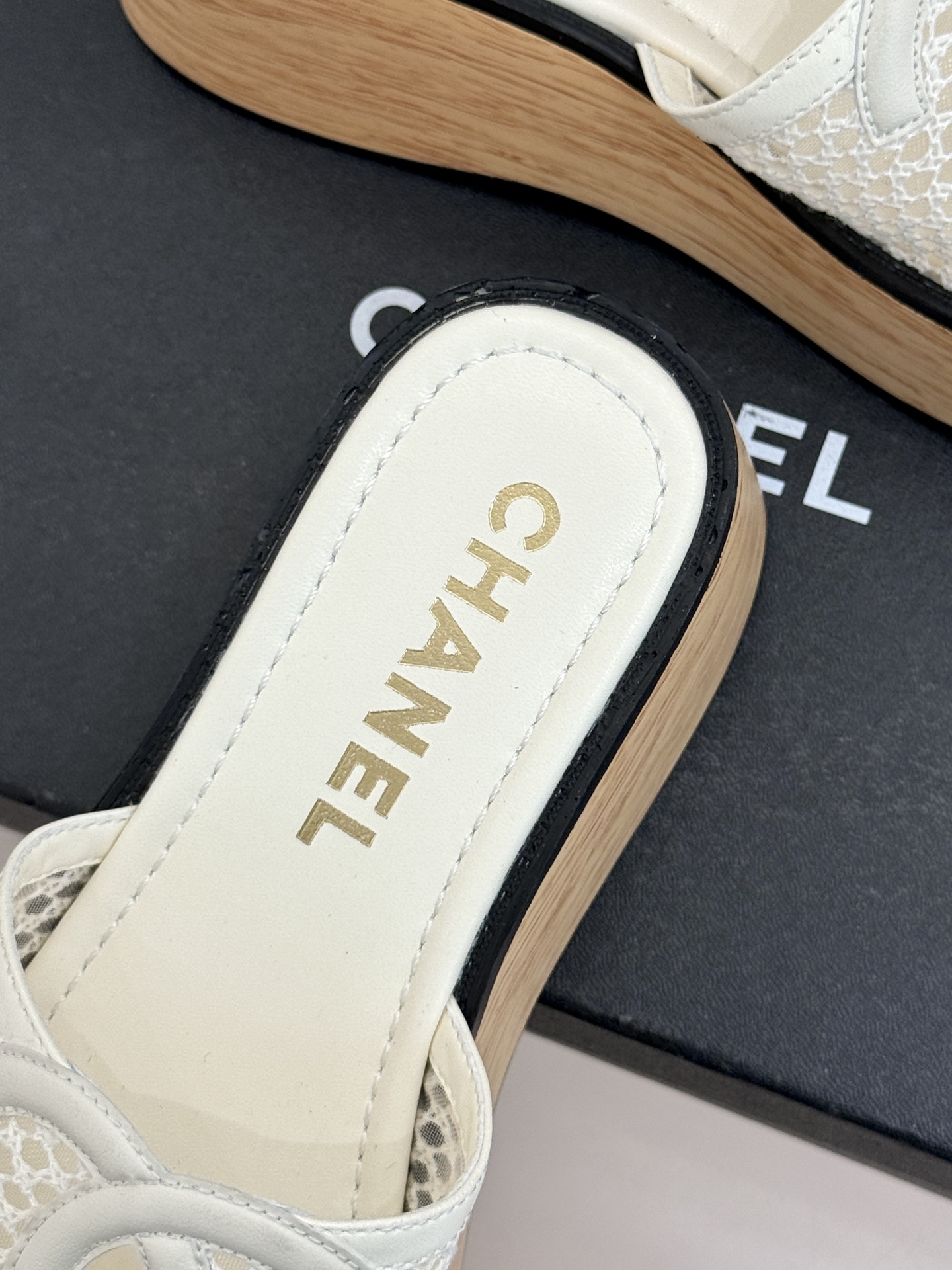 CHANE*｜小香26P新品大双C镂空网面厚底拖鞋是2026春夏轻奢松弛感的标杆。通透网眼鞋面自带呼吸感