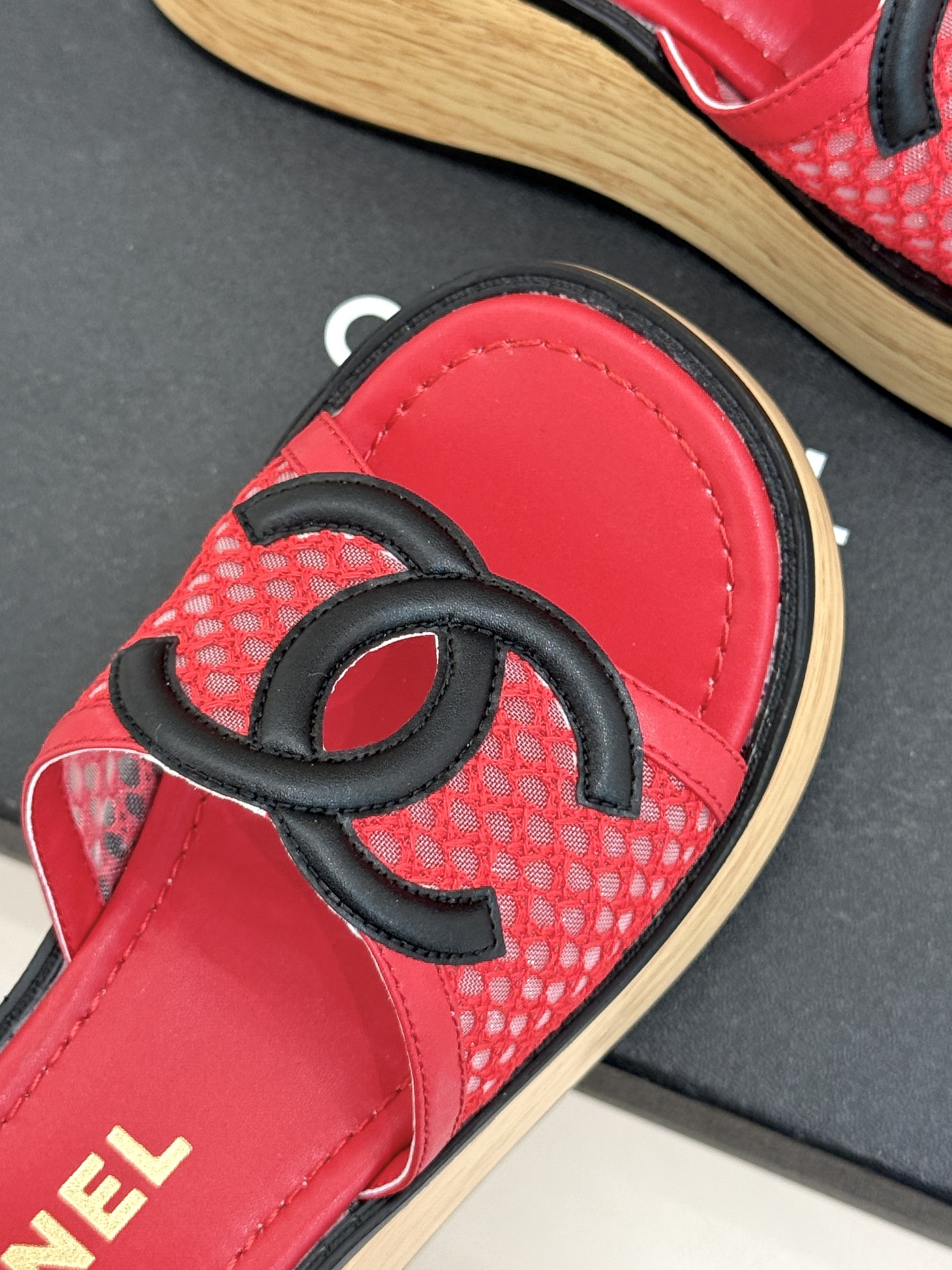 CHANE*｜小香26P新品大双C镂空网面厚底拖鞋是2026春夏轻奢松弛感的标杆。通透网眼鞋面自带呼吸感