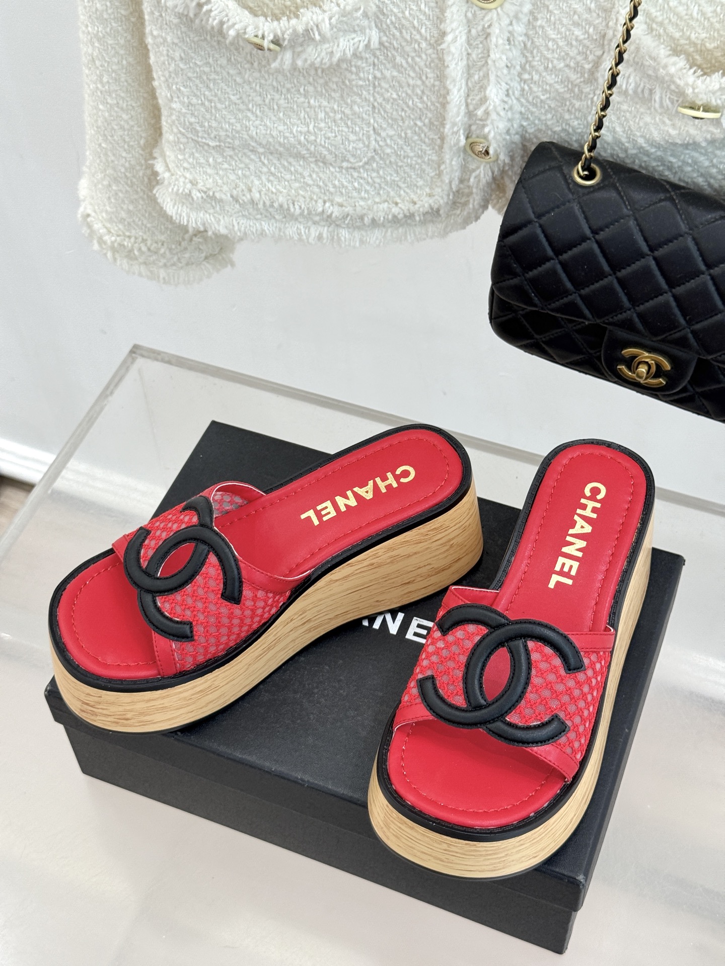 CHANE*｜小香26P新品大双C镂空网面厚底拖鞋是2026春夏轻奢松弛感的标杆。通透网眼鞋面自带呼吸感