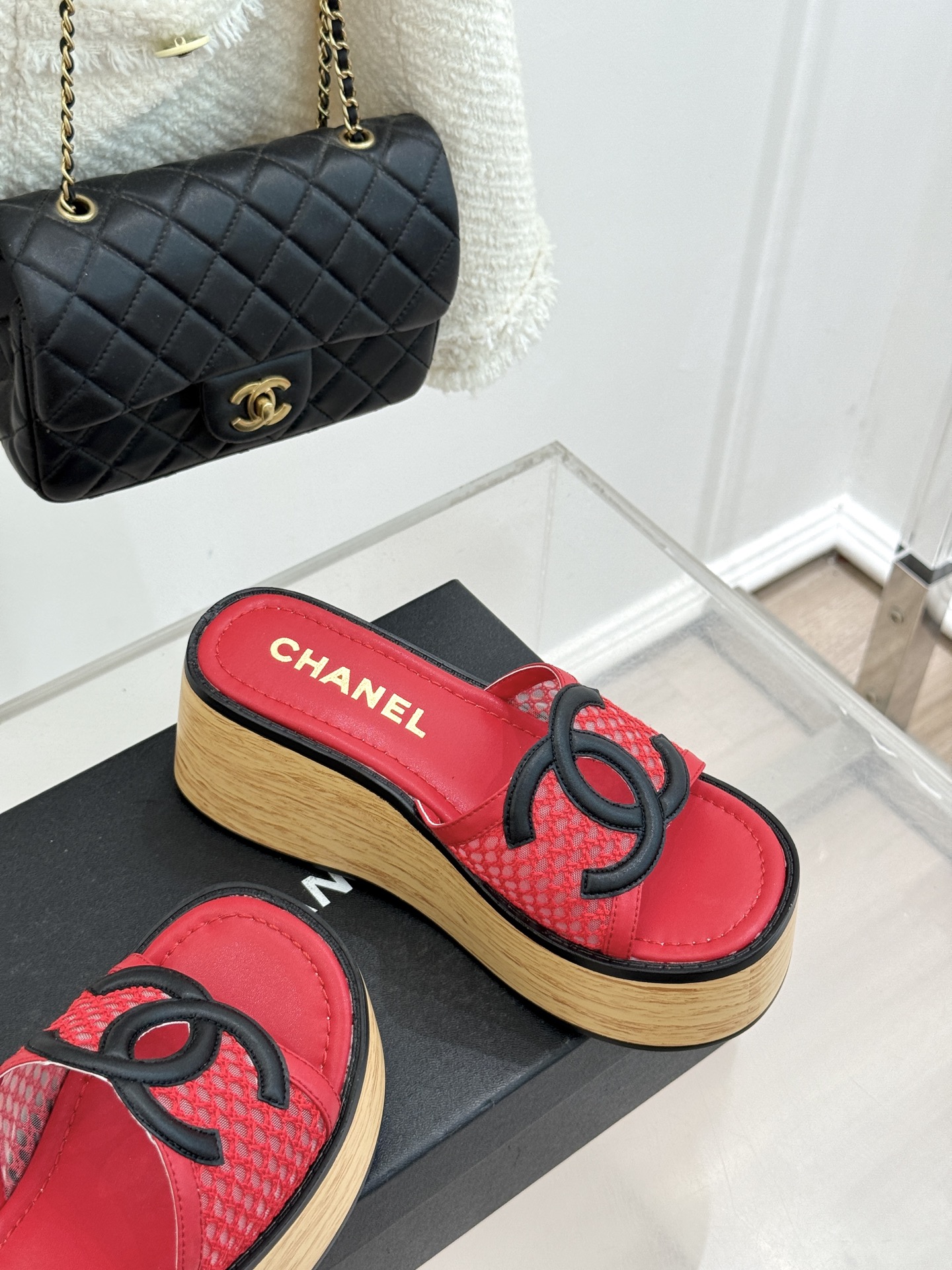 CHANE*｜小香26P新品大双C镂空网面厚底拖鞋是2026春夏轻奢松弛感的标杆。通透网眼鞋面自带呼吸感
