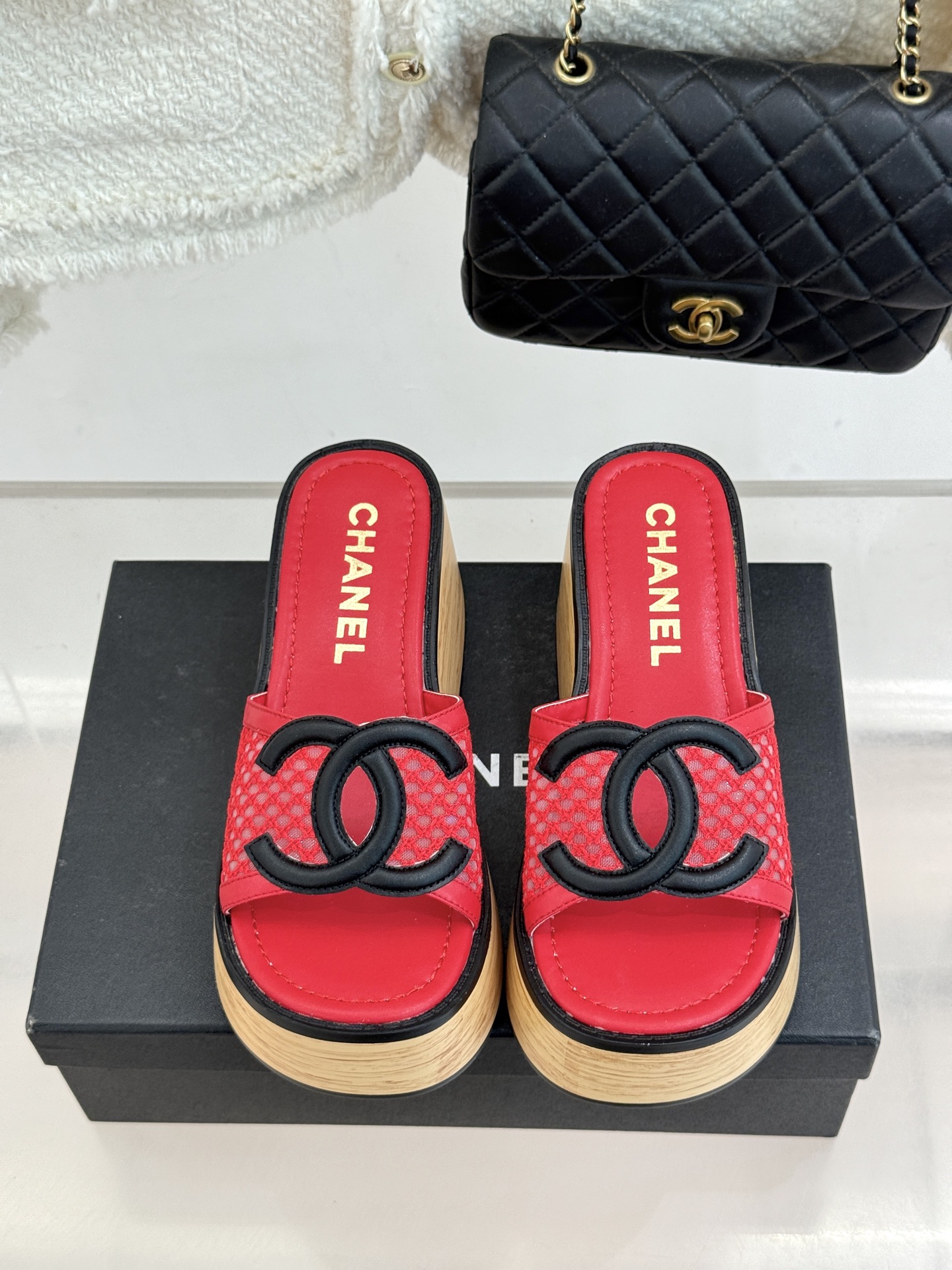 CHANE*｜小香26P新品大双C镂空网面厚底拖鞋是2026春夏轻奢松弛感的标杆。通透网眼鞋面自带呼吸感