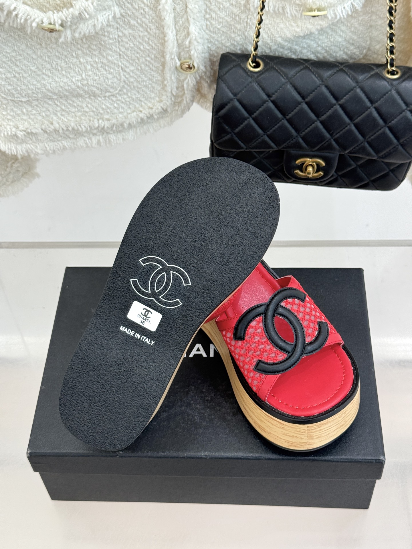 CHANE*｜小香26P新品大双C镂空网面厚底拖鞋是2026春夏轻奢松弛感的标杆。通透网眼鞋面自带呼吸感