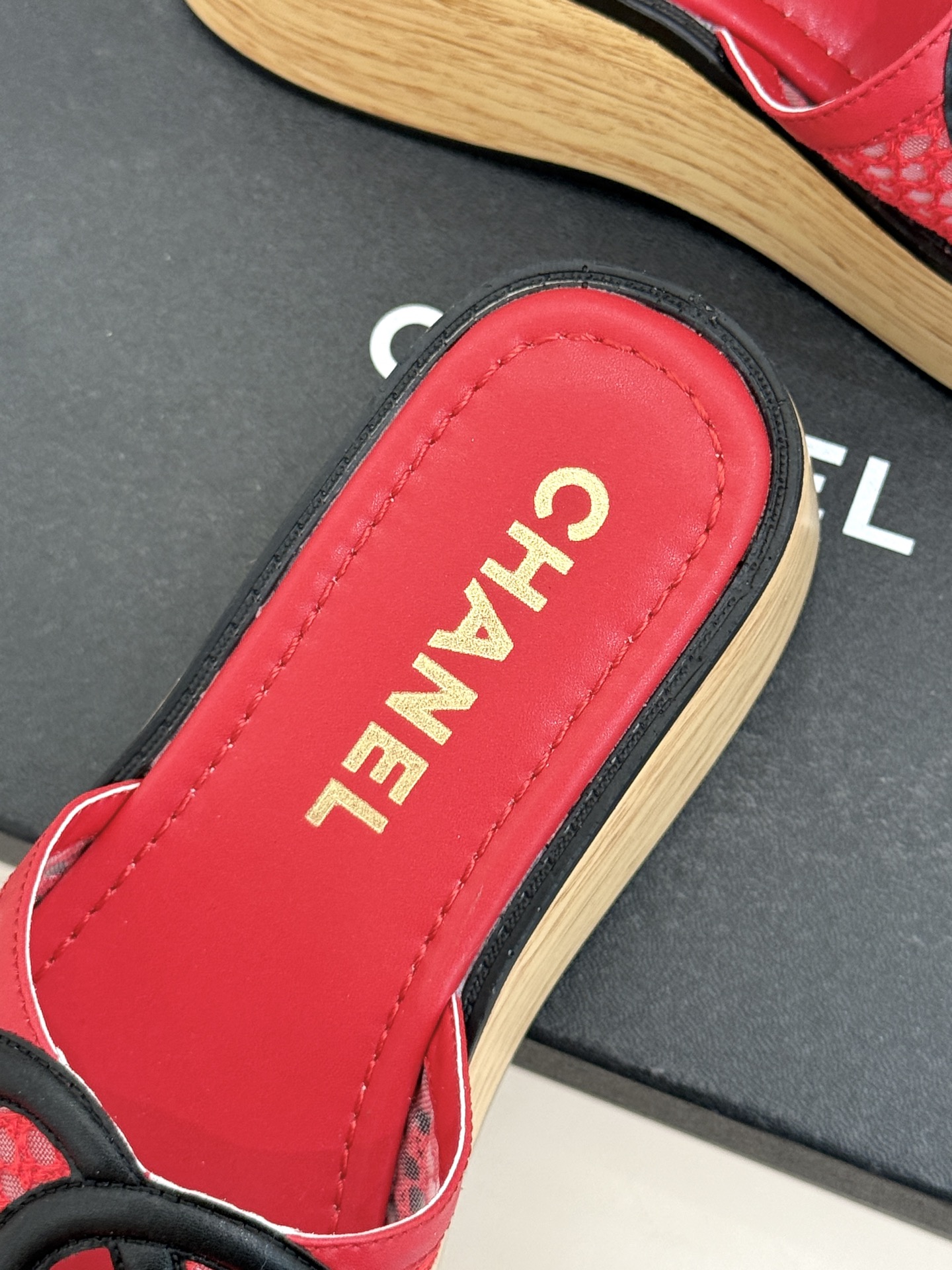 CHANE*｜小香26P新品大双C镂空网面厚底拖鞋是2026春夏轻奢松弛感的标杆。通透网眼鞋面自带呼吸感