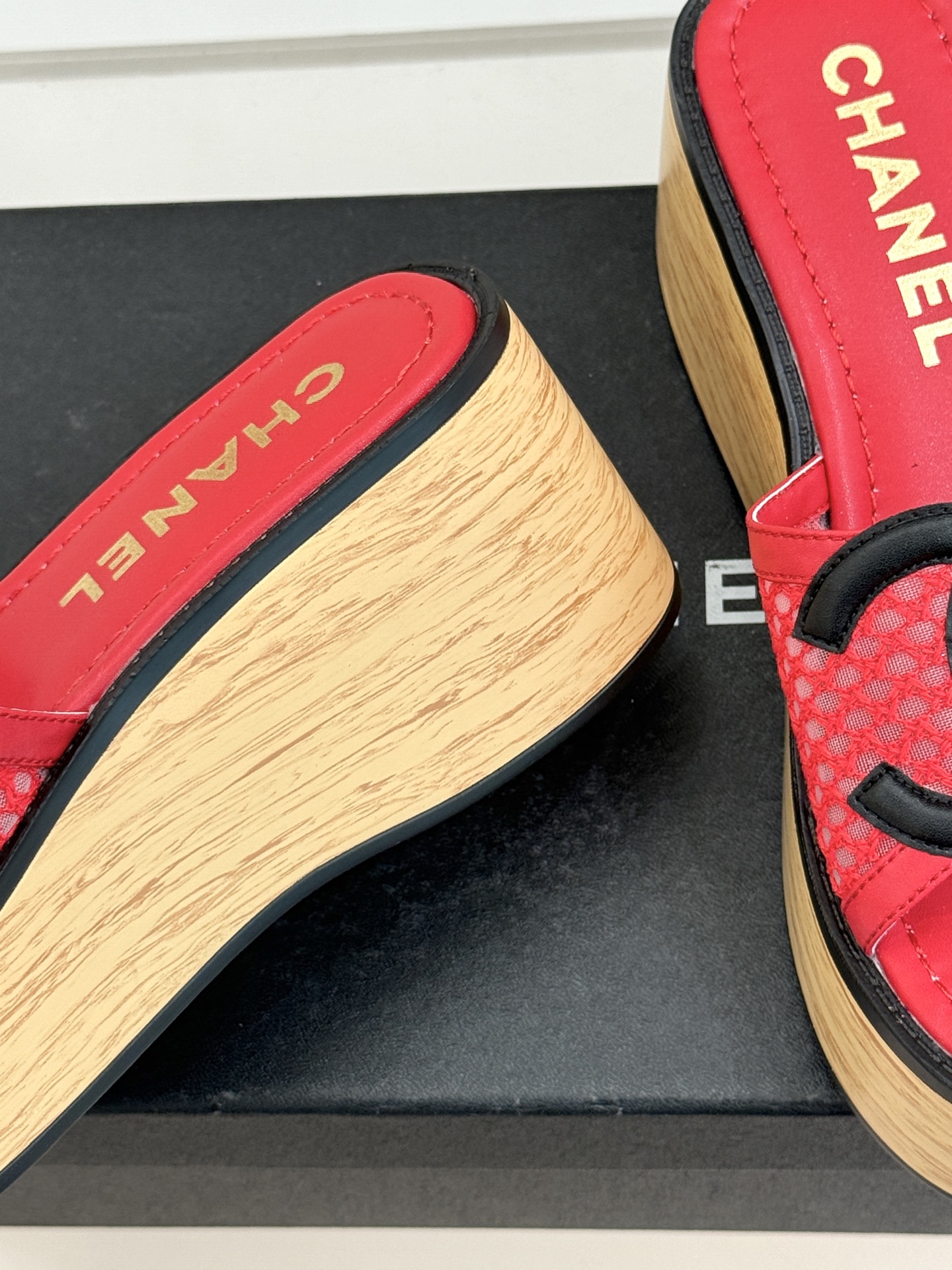 CHANE*｜小香26P新品大双C镂空网面厚底拖鞋是2026春夏轻奢松弛感的标杆。通透网眼鞋面自带呼吸感