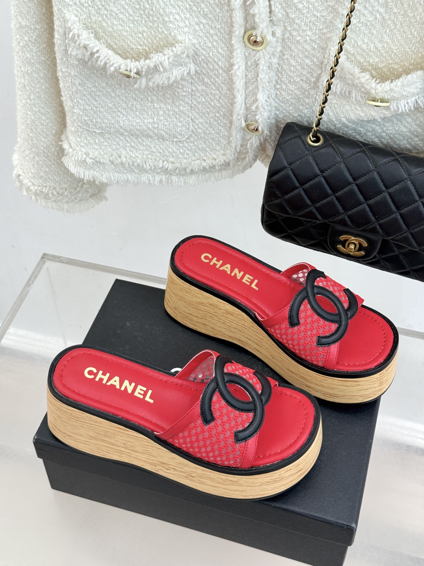 CHANE*｜小香26P新品大双C镂空网面厚底拖鞋是2026春夏轻奢松弛感的标杆。通透网眼鞋面自带呼吸感