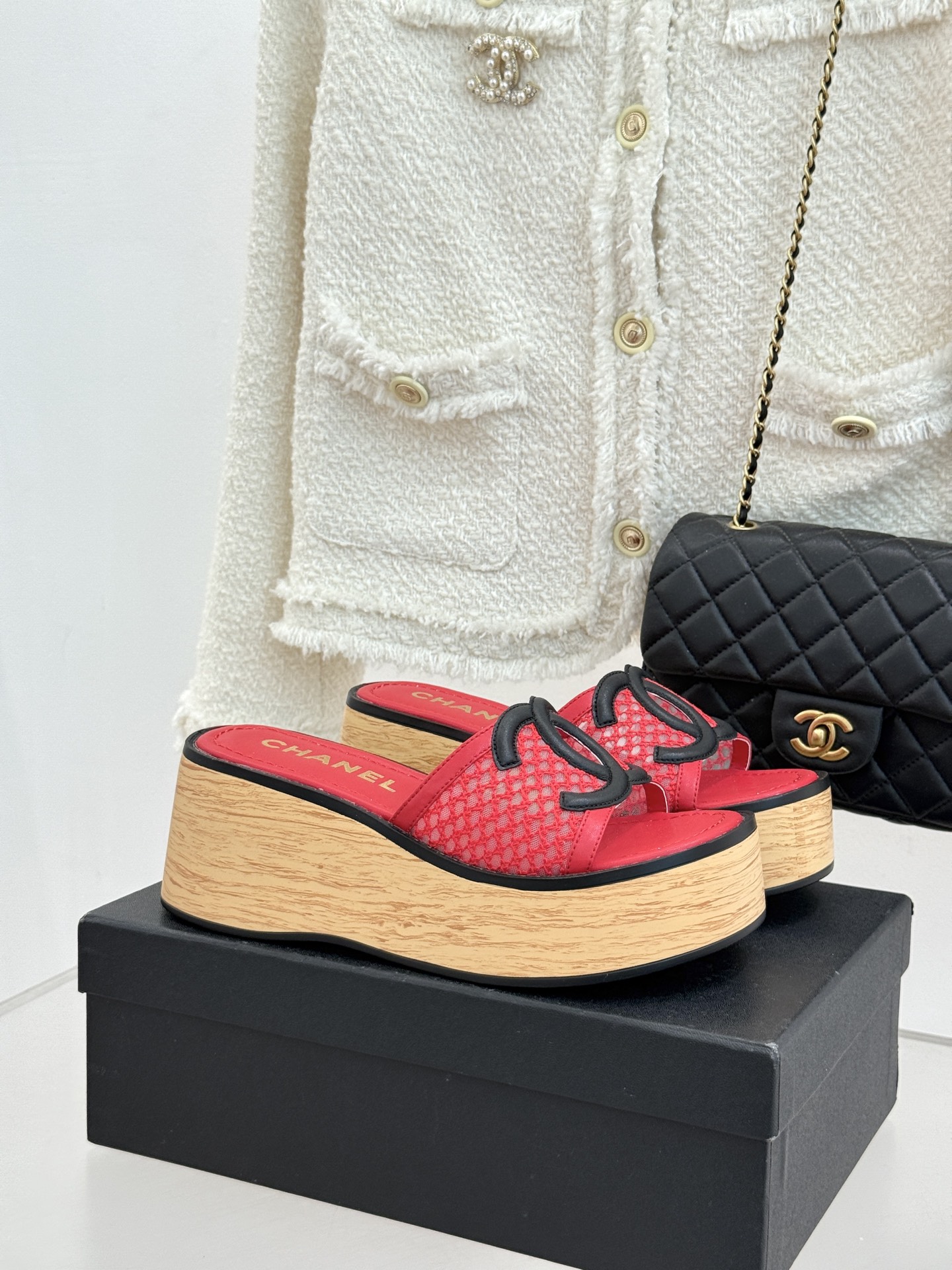 CHANE*｜小香26P新品大双C镂空网面厚底拖鞋是2026春夏轻奢松弛感的标杆。通透网眼鞋面自带呼吸感