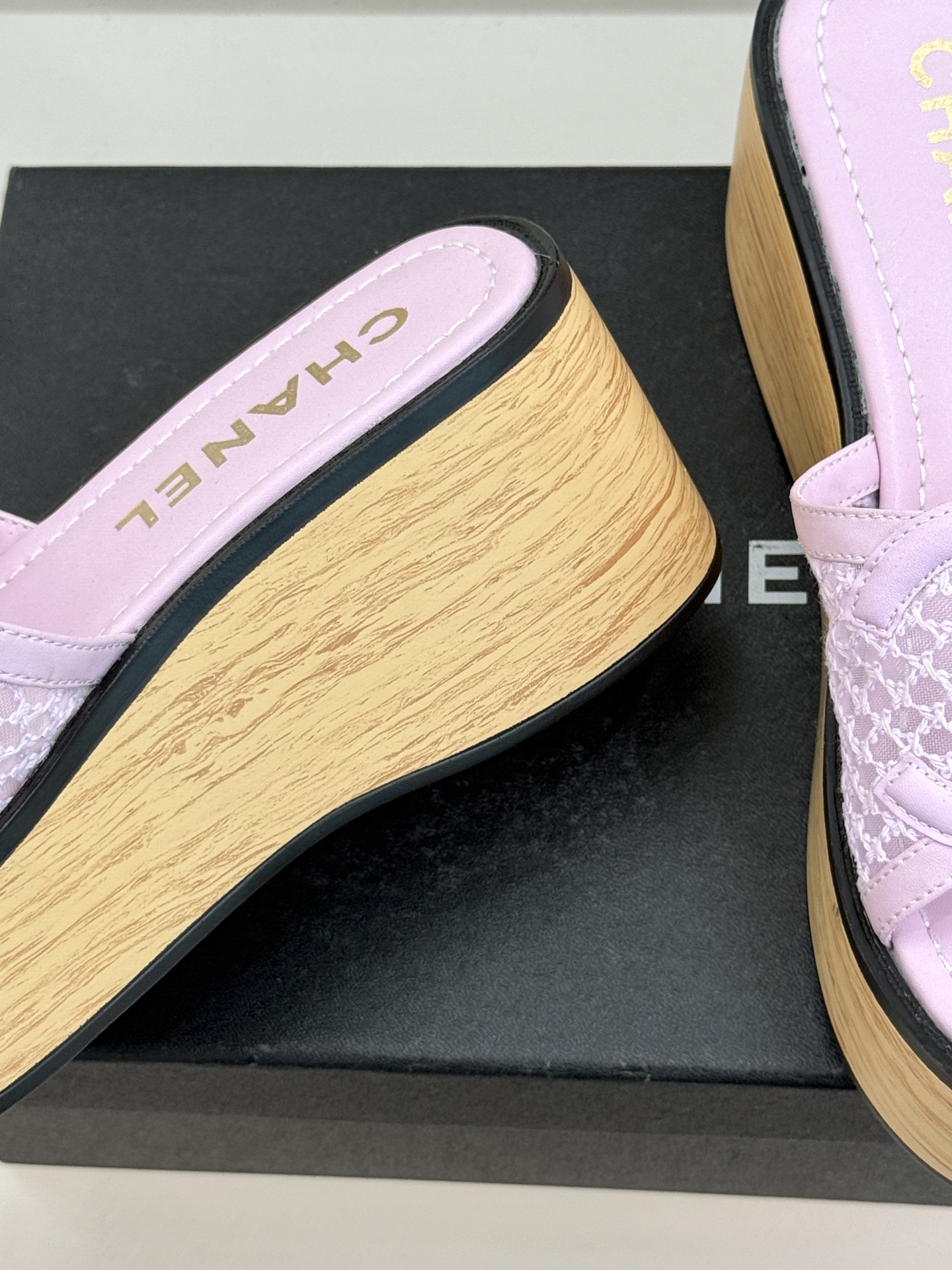 CHANE*｜小香26P新品大双C镂空网面厚底拖鞋是2026春夏轻奢松弛感的标杆。通透网眼鞋面自带呼吸感