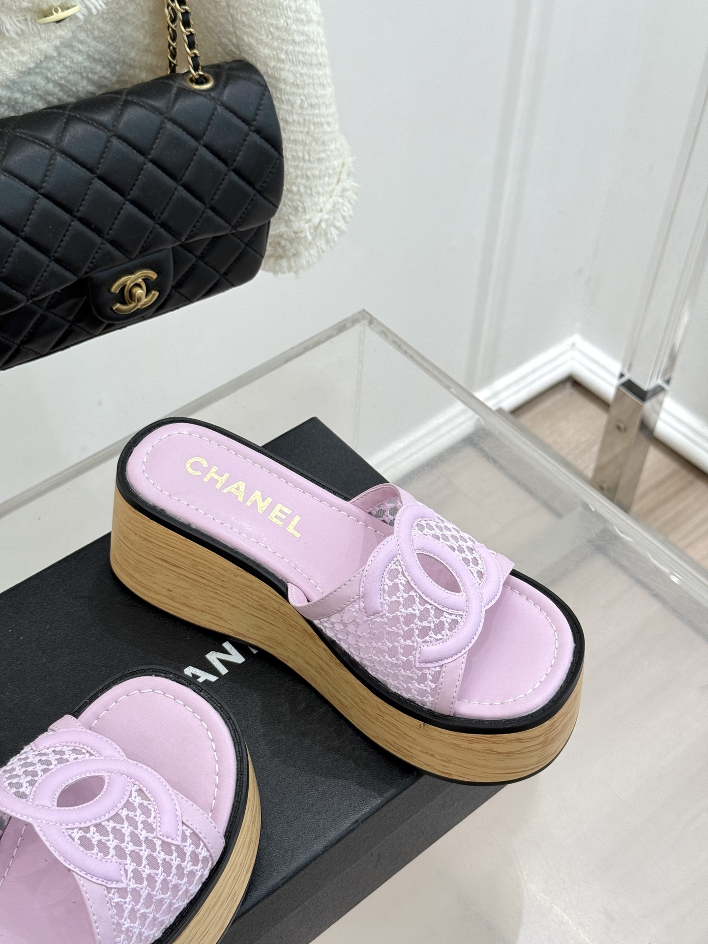 CHANE*｜小香26P新品大双C镂空网面厚底拖鞋是2026春夏轻奢松弛感的标杆。通透网眼鞋面自带呼吸感