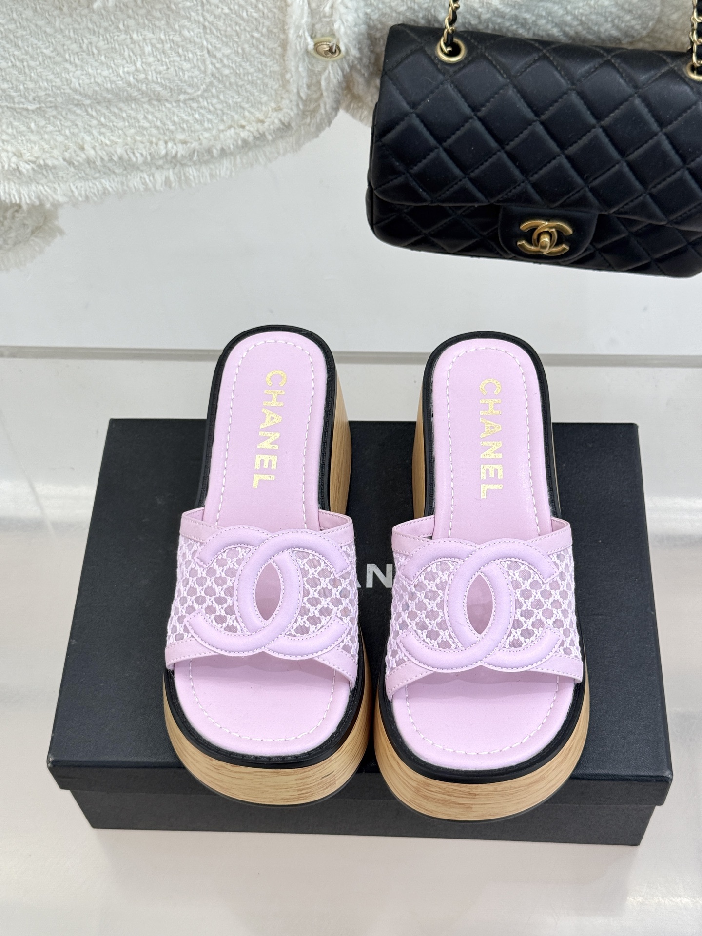 CHANE*｜小香26P新品大双C镂空网面厚底拖鞋是2026春夏轻奢松弛感的标杆。通透网眼鞋面自带呼吸感