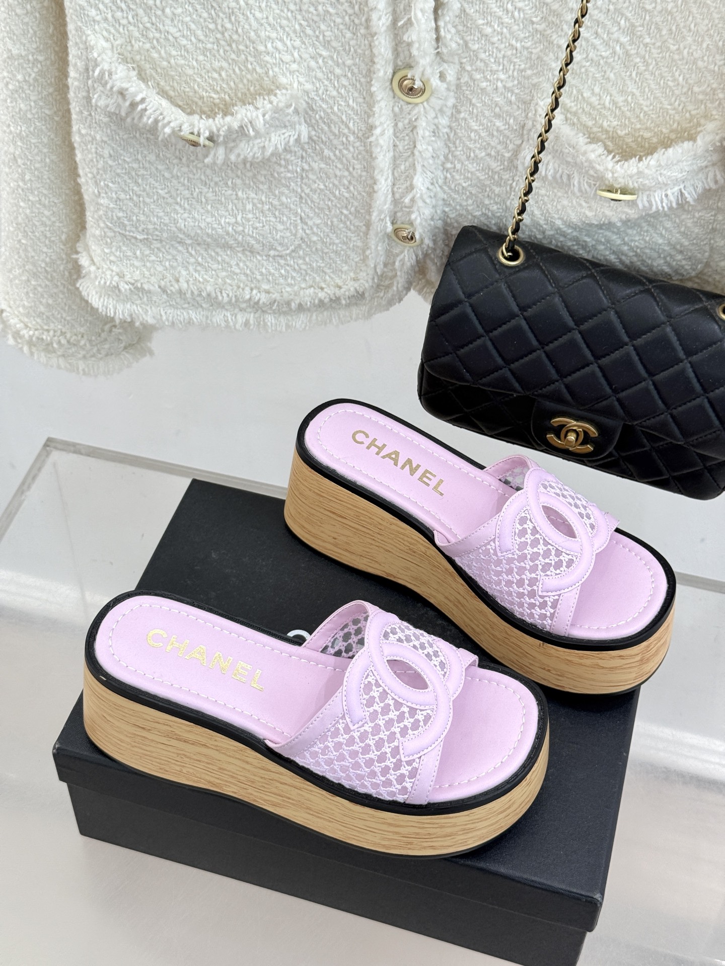 CHANE*｜小香26P新品大双C镂空网面厚底拖鞋是2026春夏轻奢松弛感的标杆。通透网眼鞋面自带呼吸感