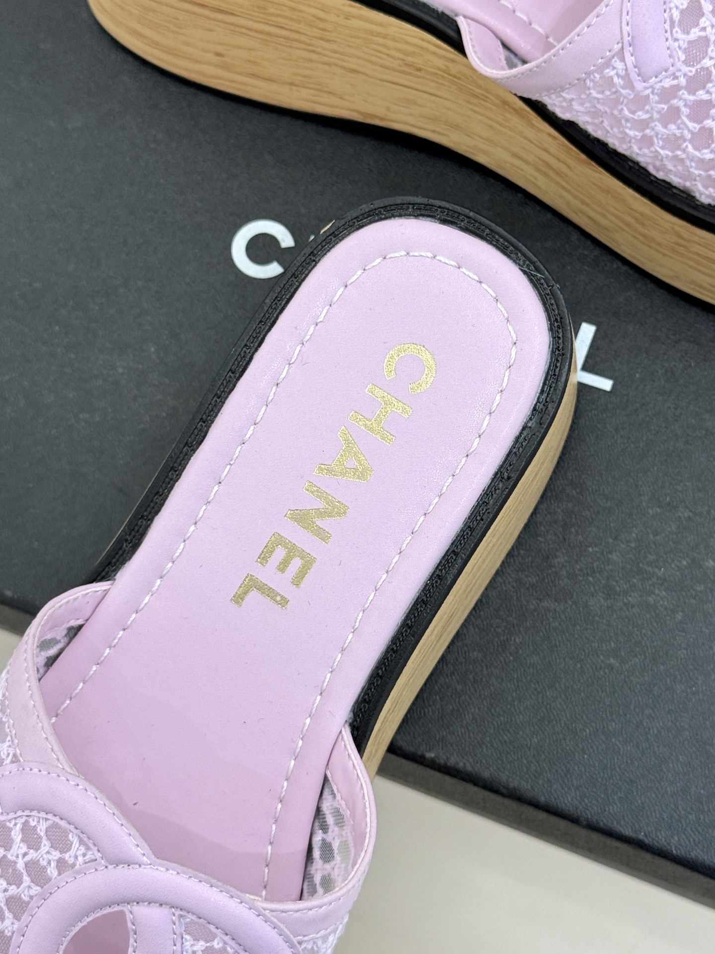 CHANE*｜小香26P新品大双C镂空网面厚底拖鞋是2026春夏轻奢松弛感的标杆。通透网眼鞋面自带呼吸感