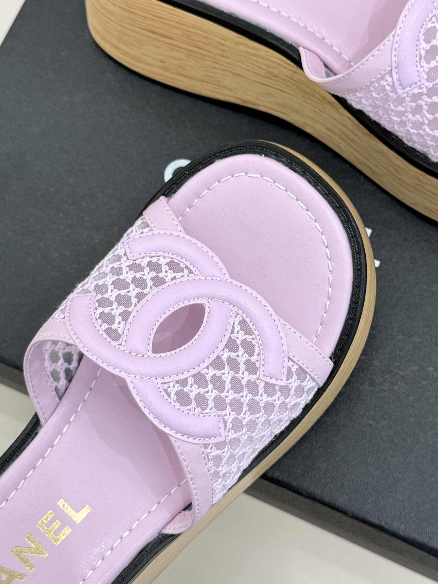 CHANE*｜小香26P新品大双C镂空网面厚底拖鞋是2026春夏轻奢松弛感的标杆。通透网眼鞋面自带呼吸感