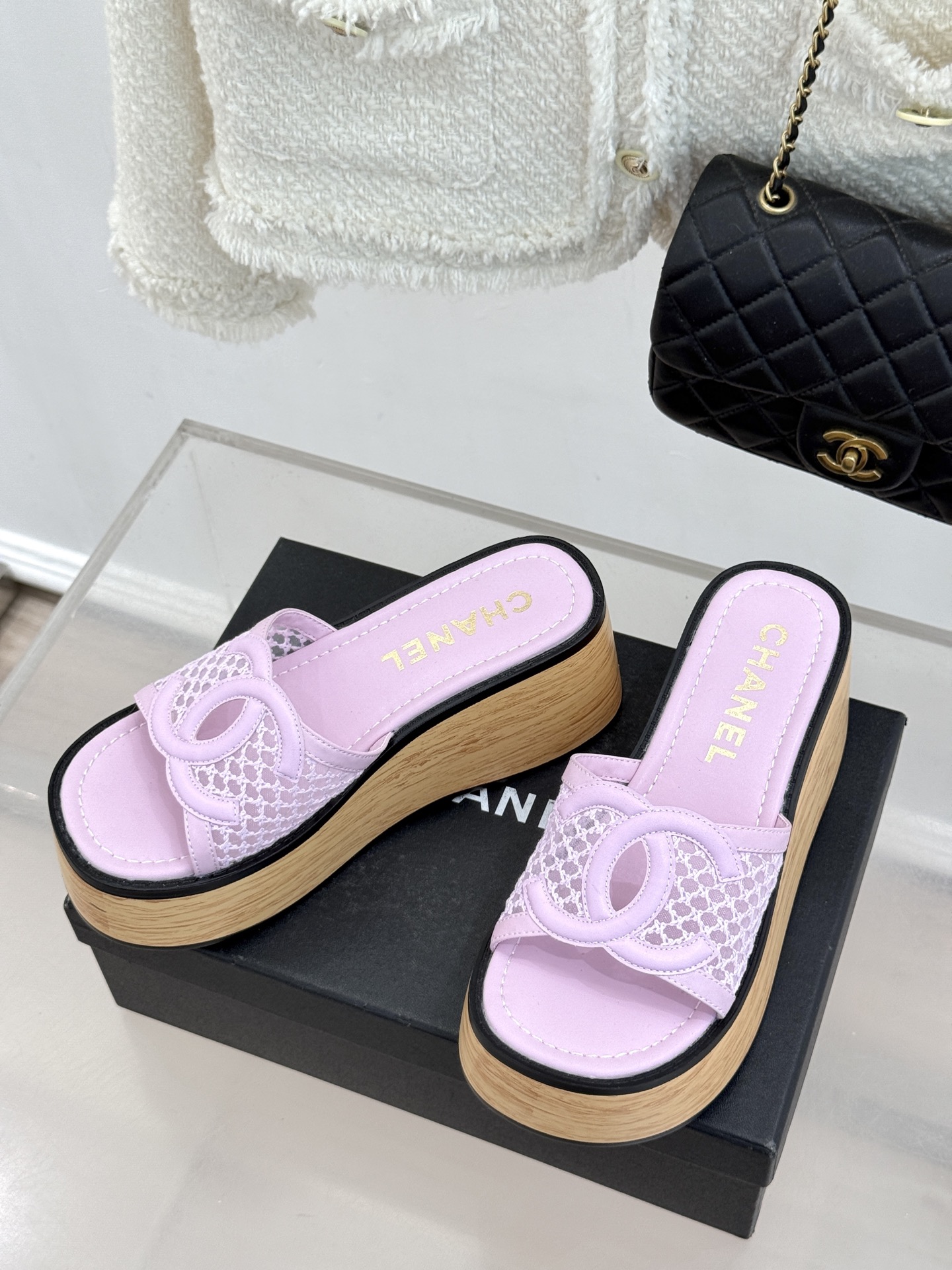 CHANE*｜小香26P新品大双C镂空网面厚底拖鞋是2026春夏轻奢松弛感的标杆。通透网眼鞋面自带呼吸感