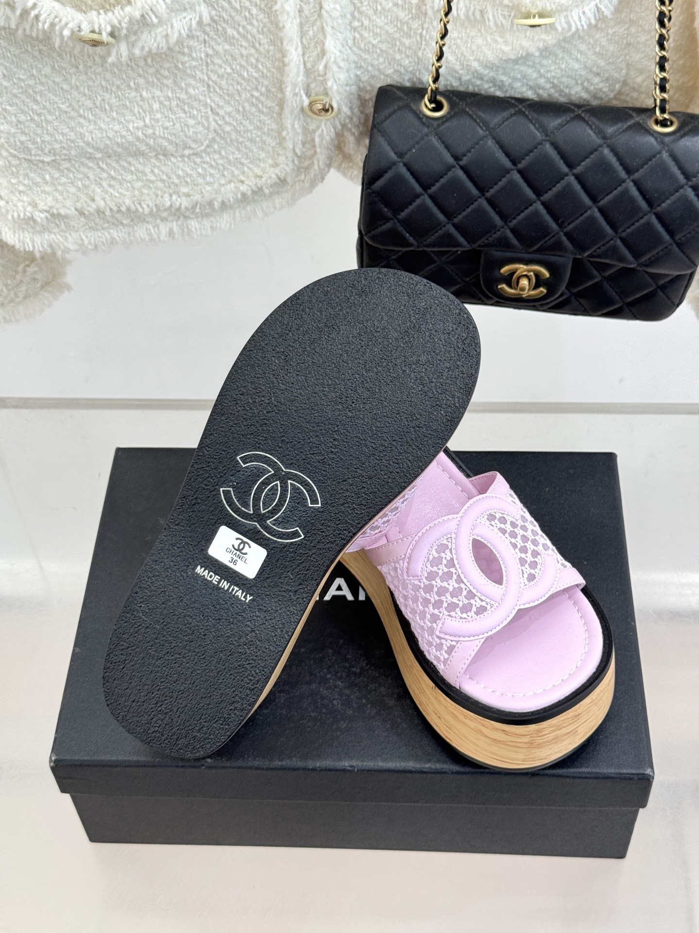 CHANE*｜小香26P新品大双C镂空网面厚底拖鞋是2026春夏轻奢松弛感的标杆。通透网眼鞋面自带呼吸感