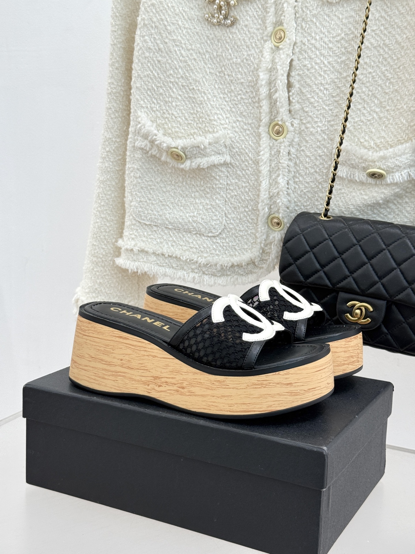 CHANE*｜小香26P新品大双C镂空网面厚底拖鞋是2026春夏轻奢松弛感的标杆。通透网眼鞋面自带呼吸感