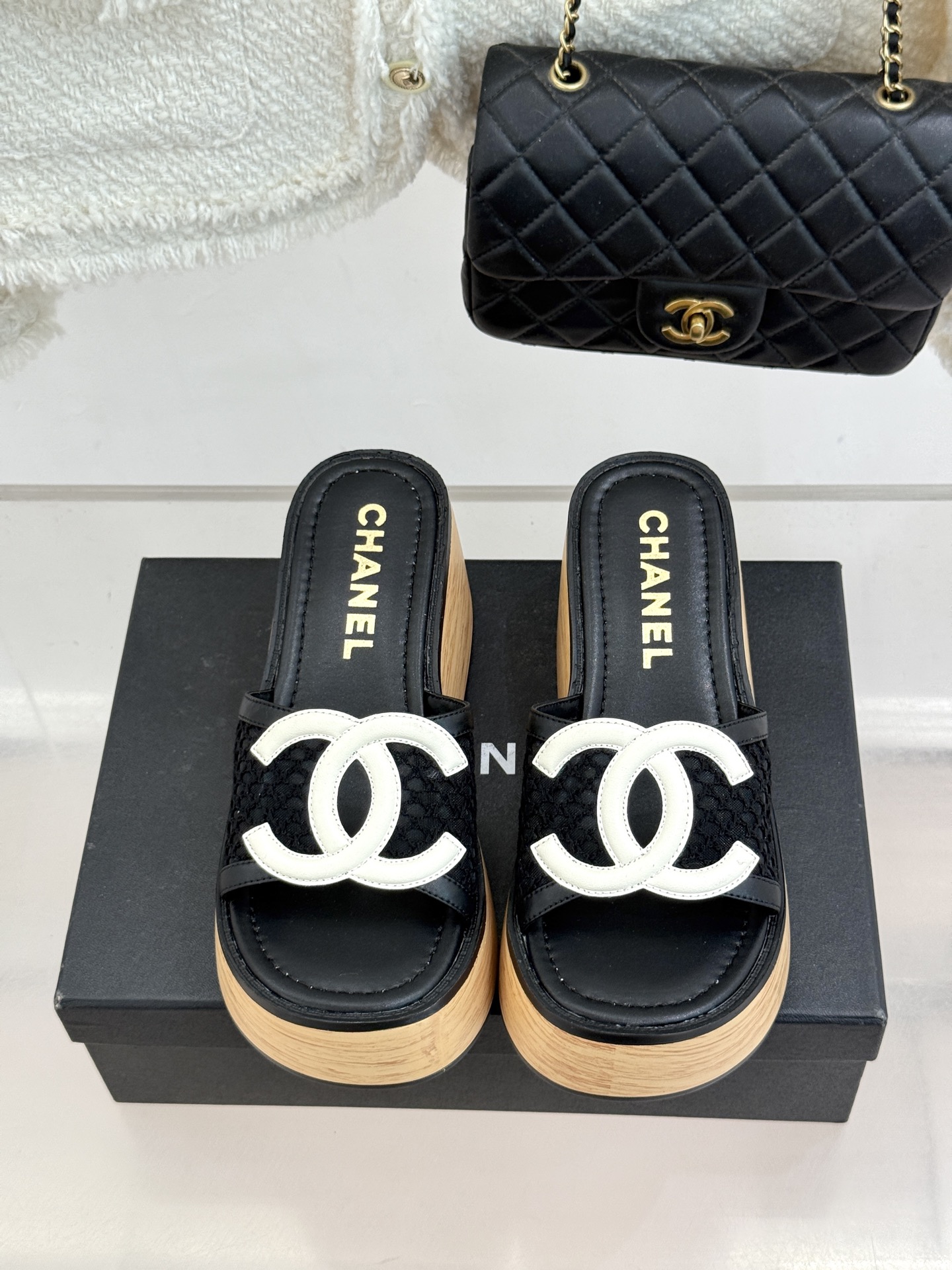 CHANE*｜小香26P新品大双C镂空网面厚底拖鞋是2026春夏轻奢松弛感的标杆。通透网眼鞋面自带呼吸感