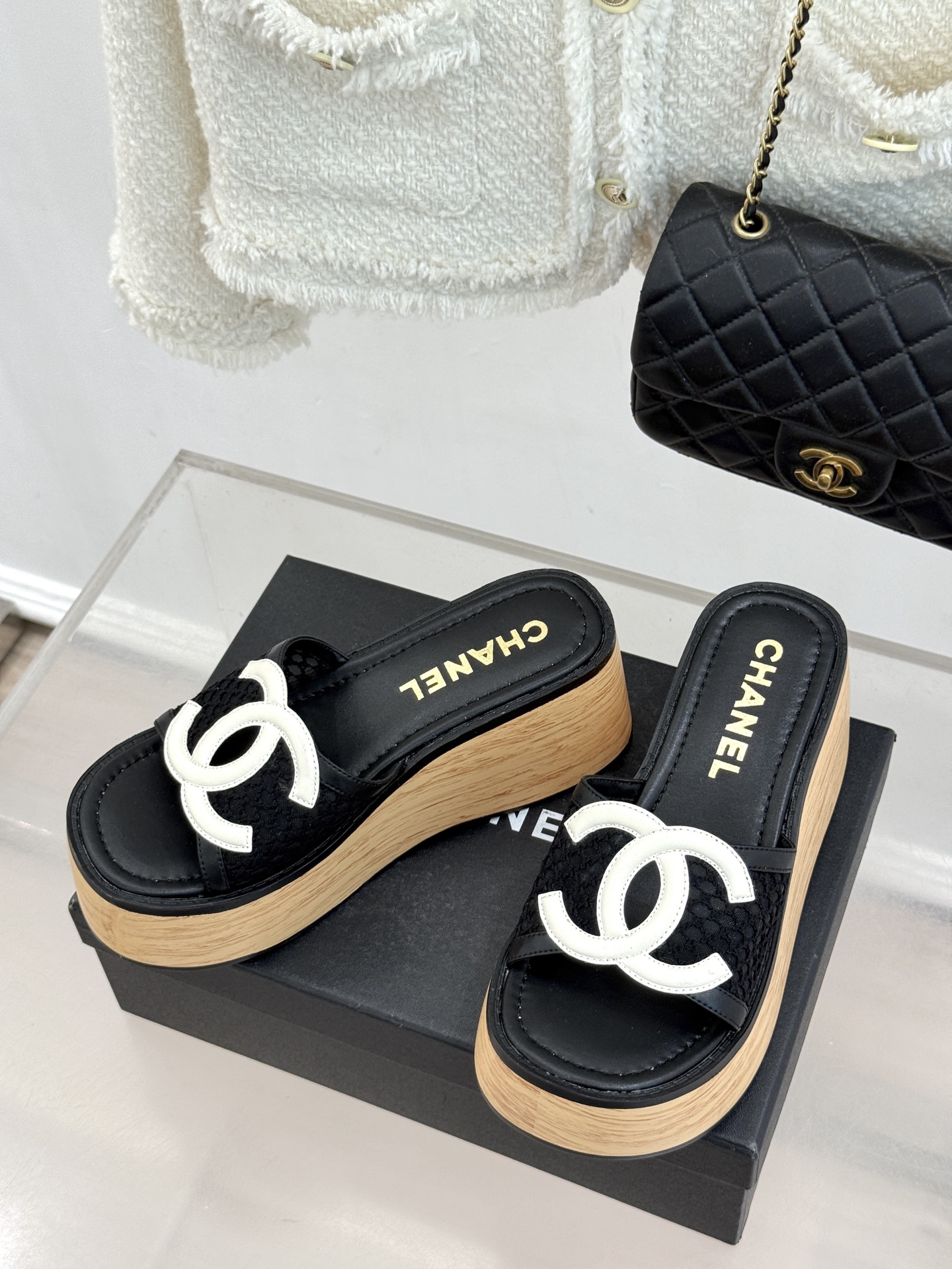 CHANE*｜小香26P新品大双C镂空网面厚底拖鞋是2026春夏轻奢松弛感的标杆。通透网眼鞋面自带呼吸感