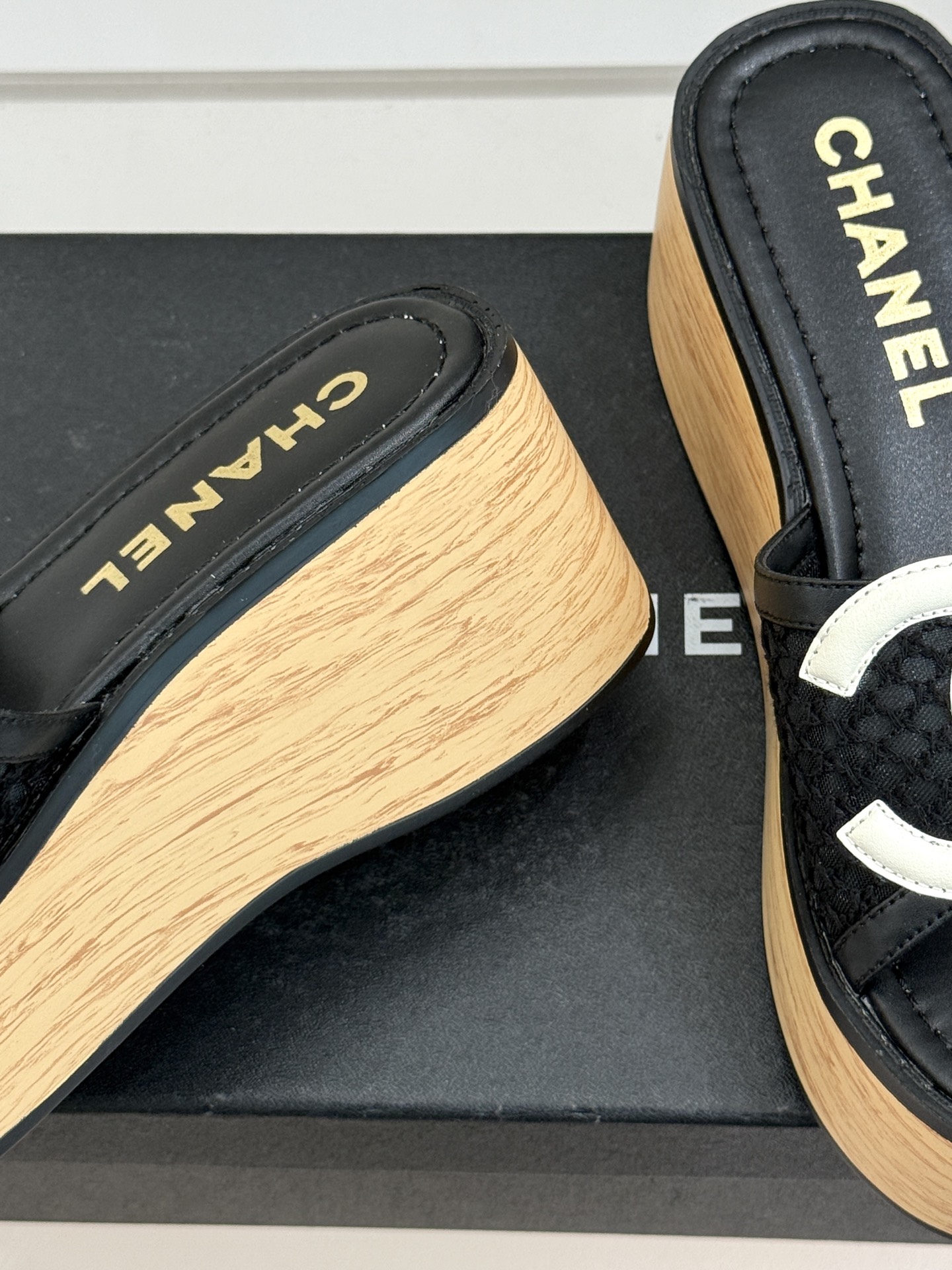 CHANE*｜小香26P新品大双C镂空网面厚底拖鞋是2026春夏轻奢松弛感的标杆。通透网眼鞋面自带呼吸感