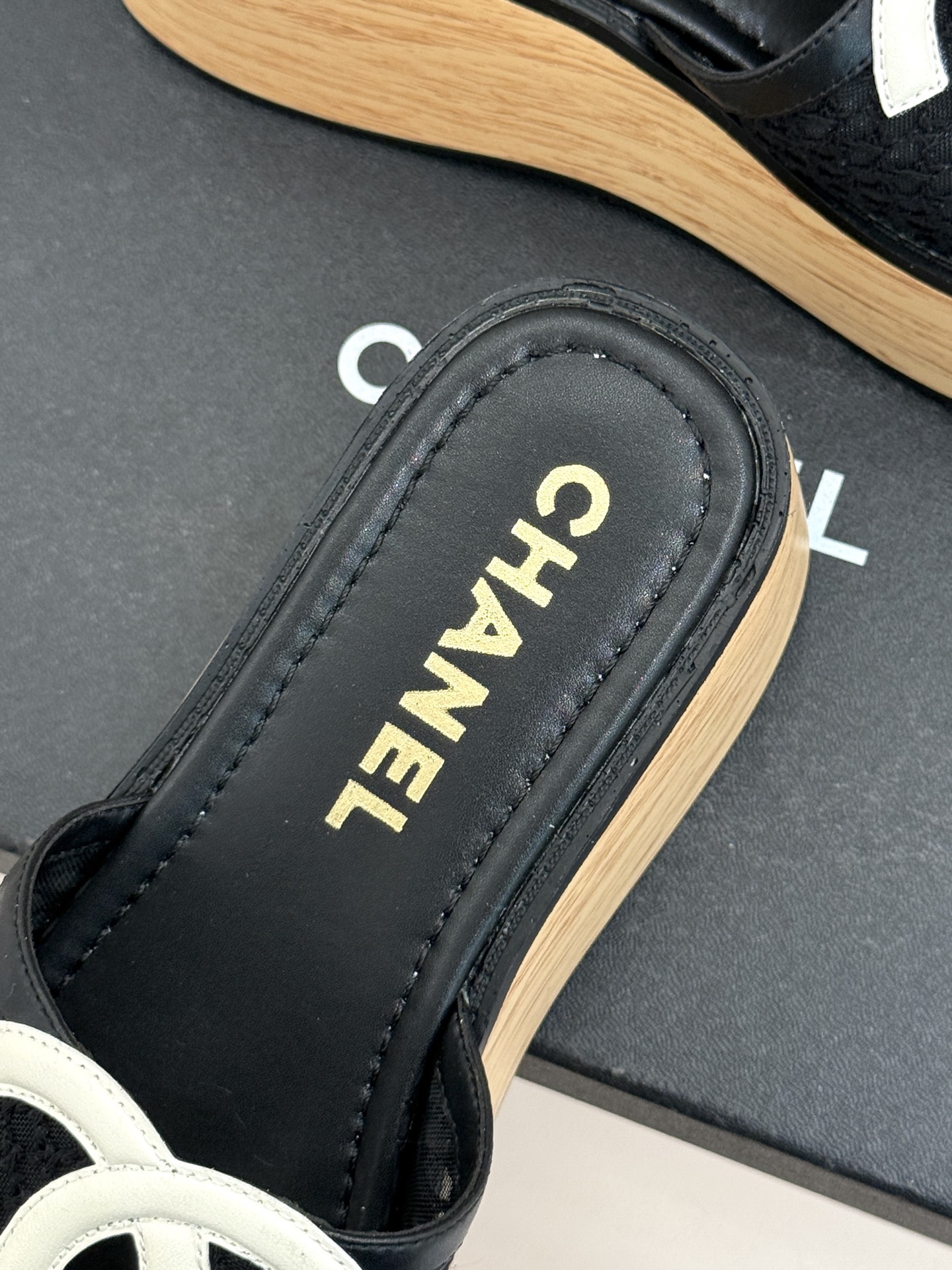 CHANE*｜小香26P新品大双C镂空网面厚底拖鞋是2026春夏轻奢松弛感的标杆。通透网眼鞋面自带呼吸感