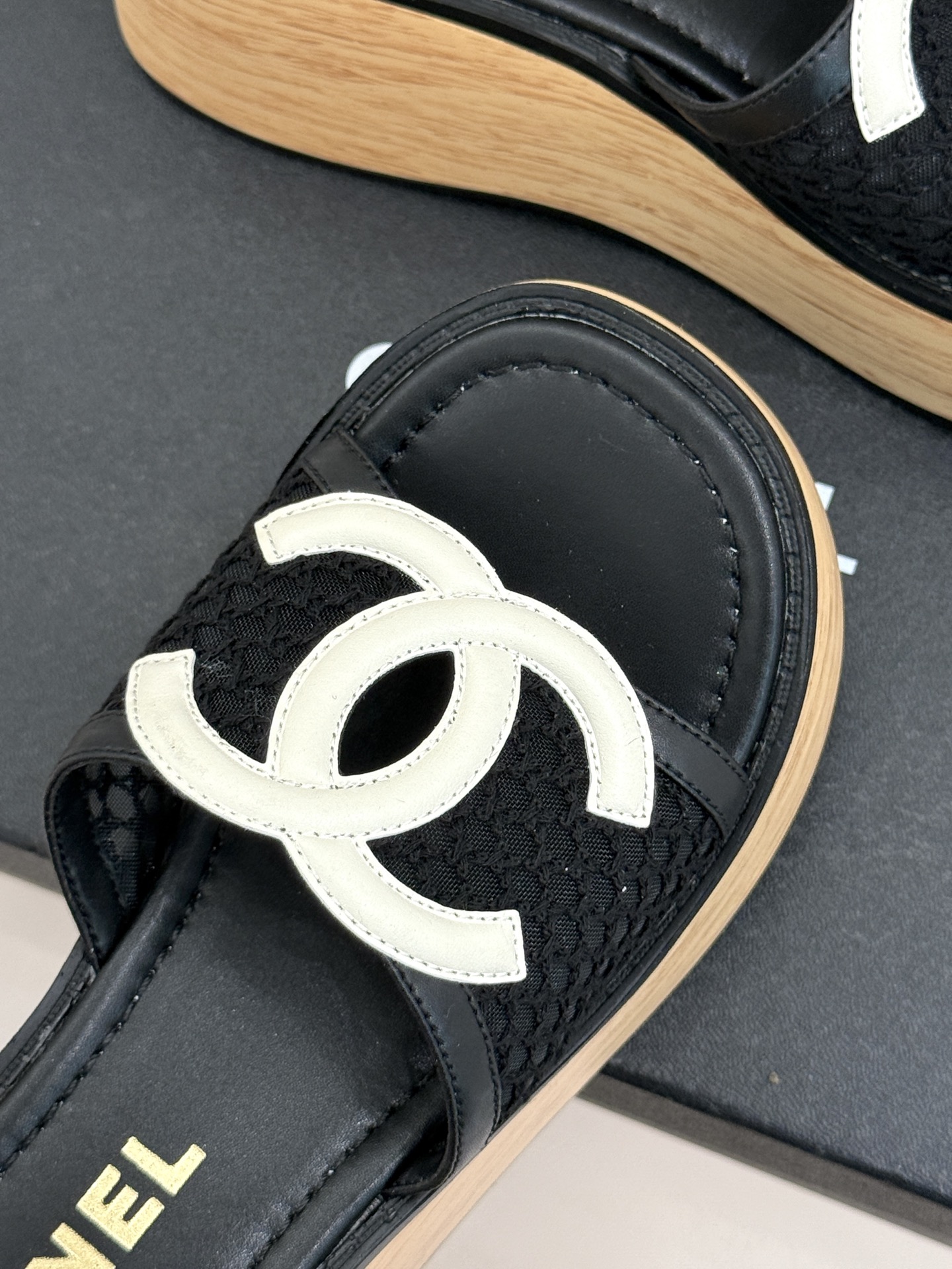 CHANE*｜小香26P新品大双C镂空网面厚底拖鞋是2026春夏轻奢松弛感的标杆。通透网眼鞋面自带呼吸感