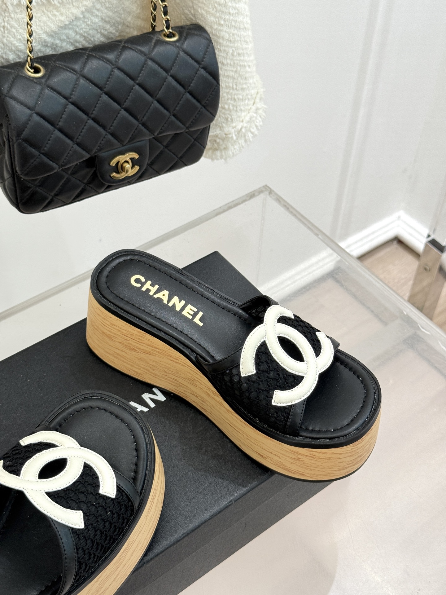 CHANE*｜小香26P新品大双C镂空网面厚底拖鞋是2026春夏轻奢松弛感的标杆。通透网眼鞋面自带呼吸感