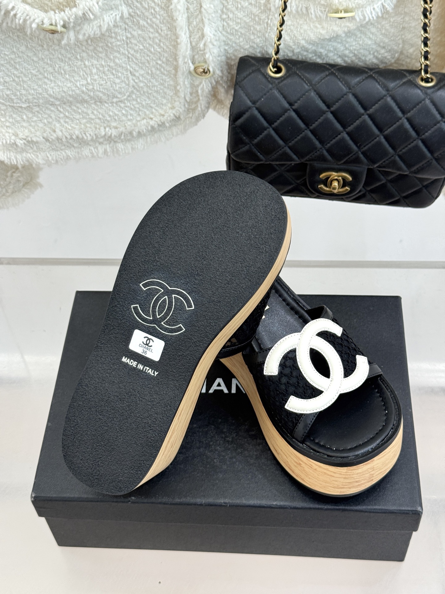 CHANE*｜小香26P新品大双C镂空网面厚底拖鞋是2026春夏轻奢松弛感的标杆。通透网眼鞋面自带呼吸感