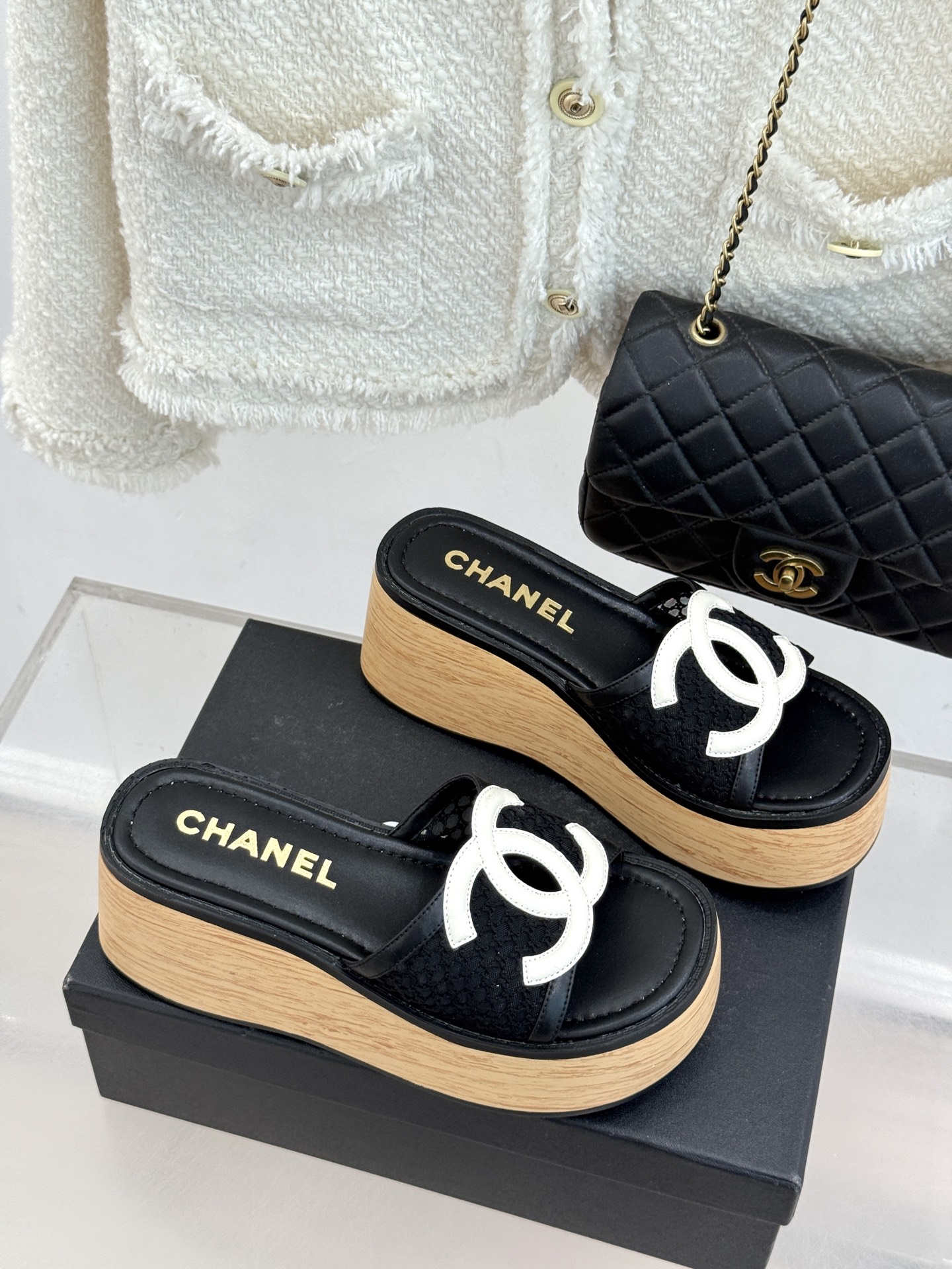 CHANE*｜小香26P新品大双C镂空网面厚底拖鞋是2026春夏轻奢松弛感的标杆。通透网眼鞋面自带呼吸感