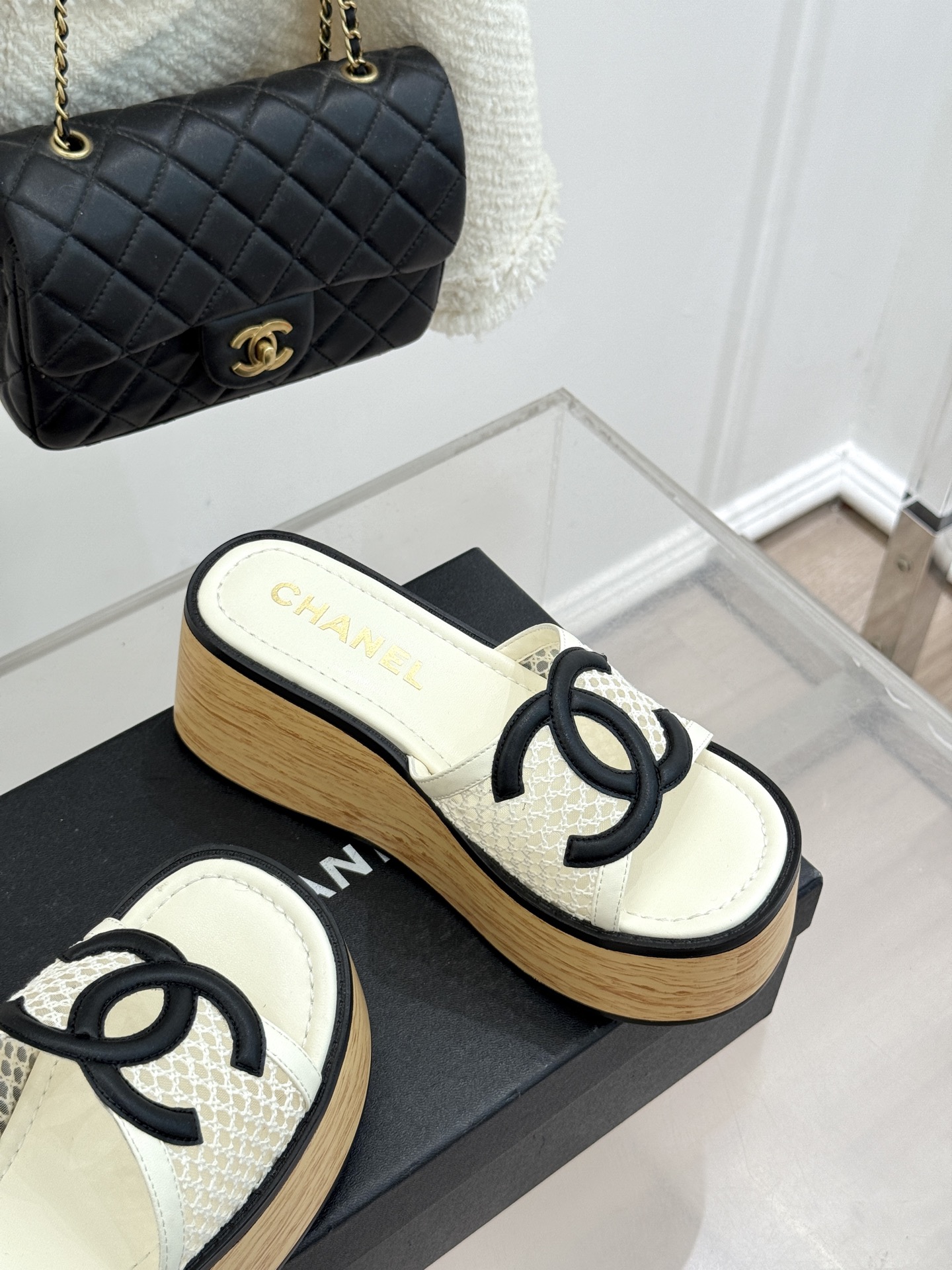 CHANE*｜小香26P新品大双C镂空网面厚底拖鞋是2026春夏轻奢松弛感的标杆。通透网眼鞋面自带呼吸感