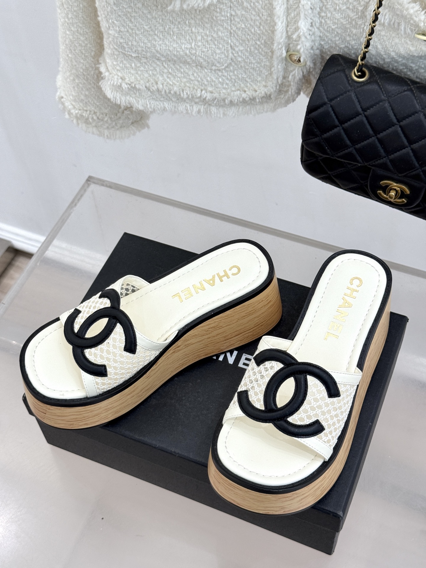 CHANE*｜小香26P新品大双C镂空网面厚底拖鞋是2026春夏轻奢松弛感的标杆。通透网眼鞋面自带呼吸感