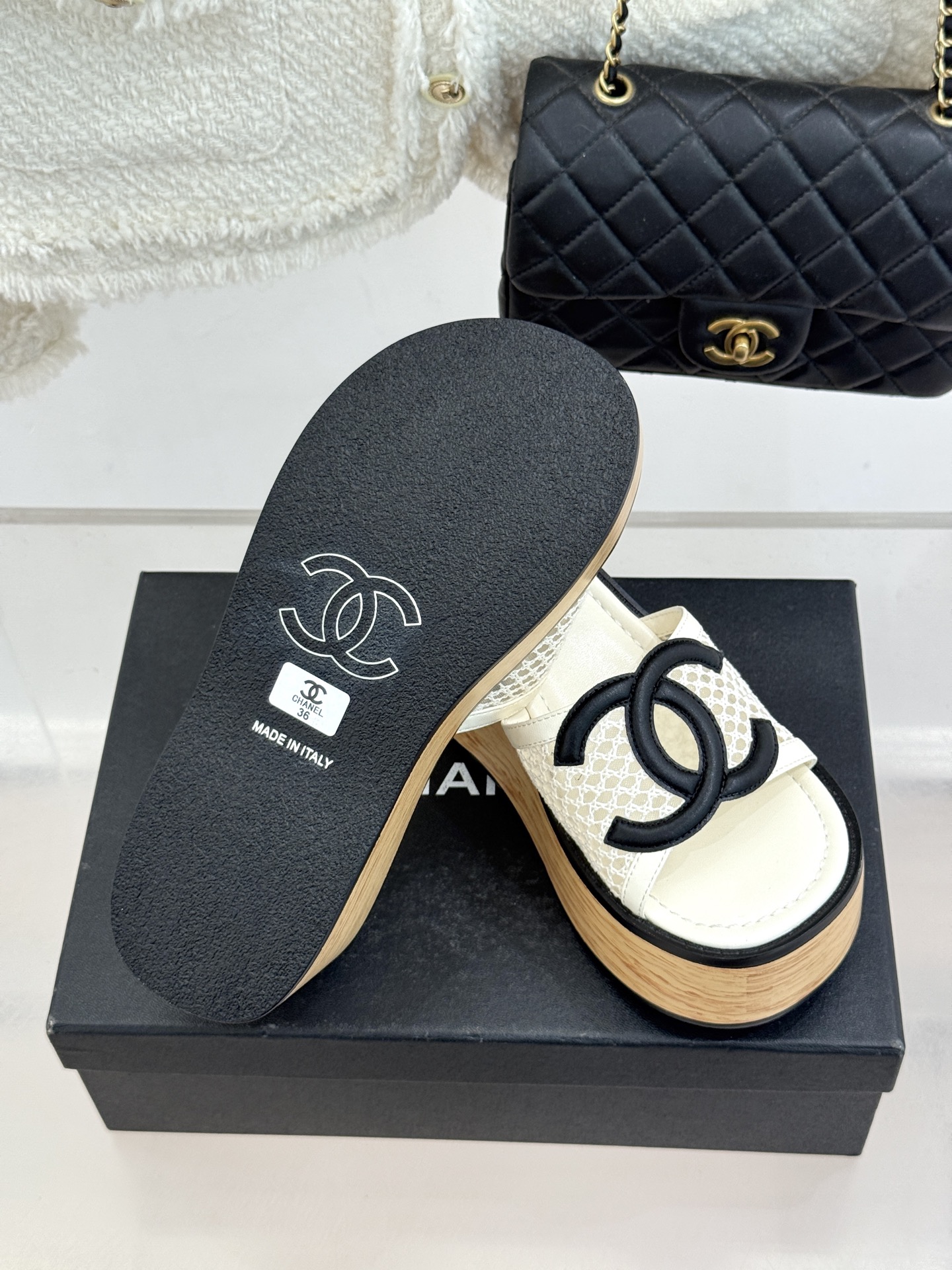 CHANE*｜小香26P新品大双C镂空网面厚底拖鞋是2026春夏轻奢松弛感的标杆。通透网眼鞋面自带呼吸感