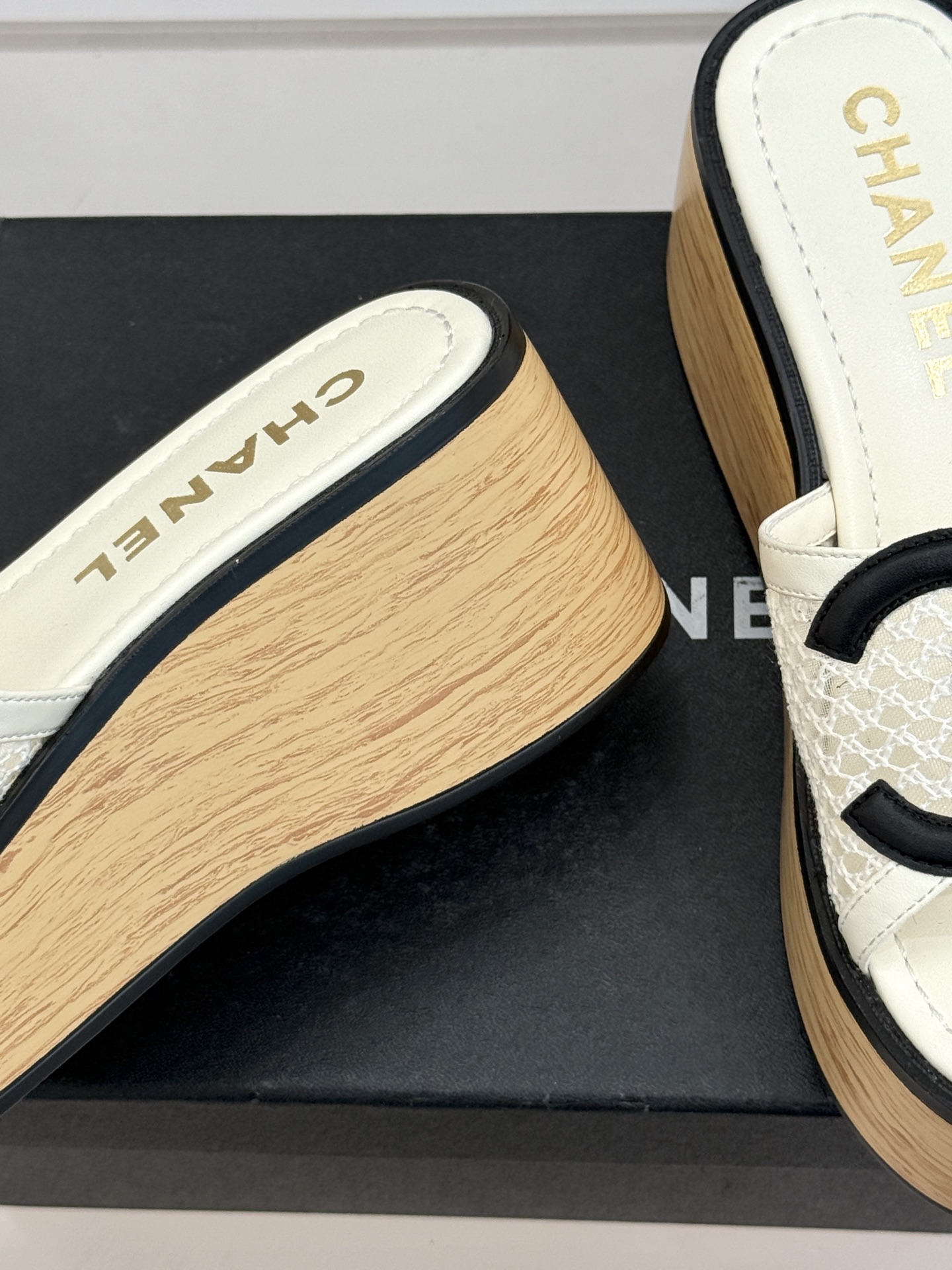 CHANE*｜小香26P新品大双C镂空网面厚底拖鞋是2026春夏轻奢松弛感的标杆。通透网眼鞋面自带呼吸感