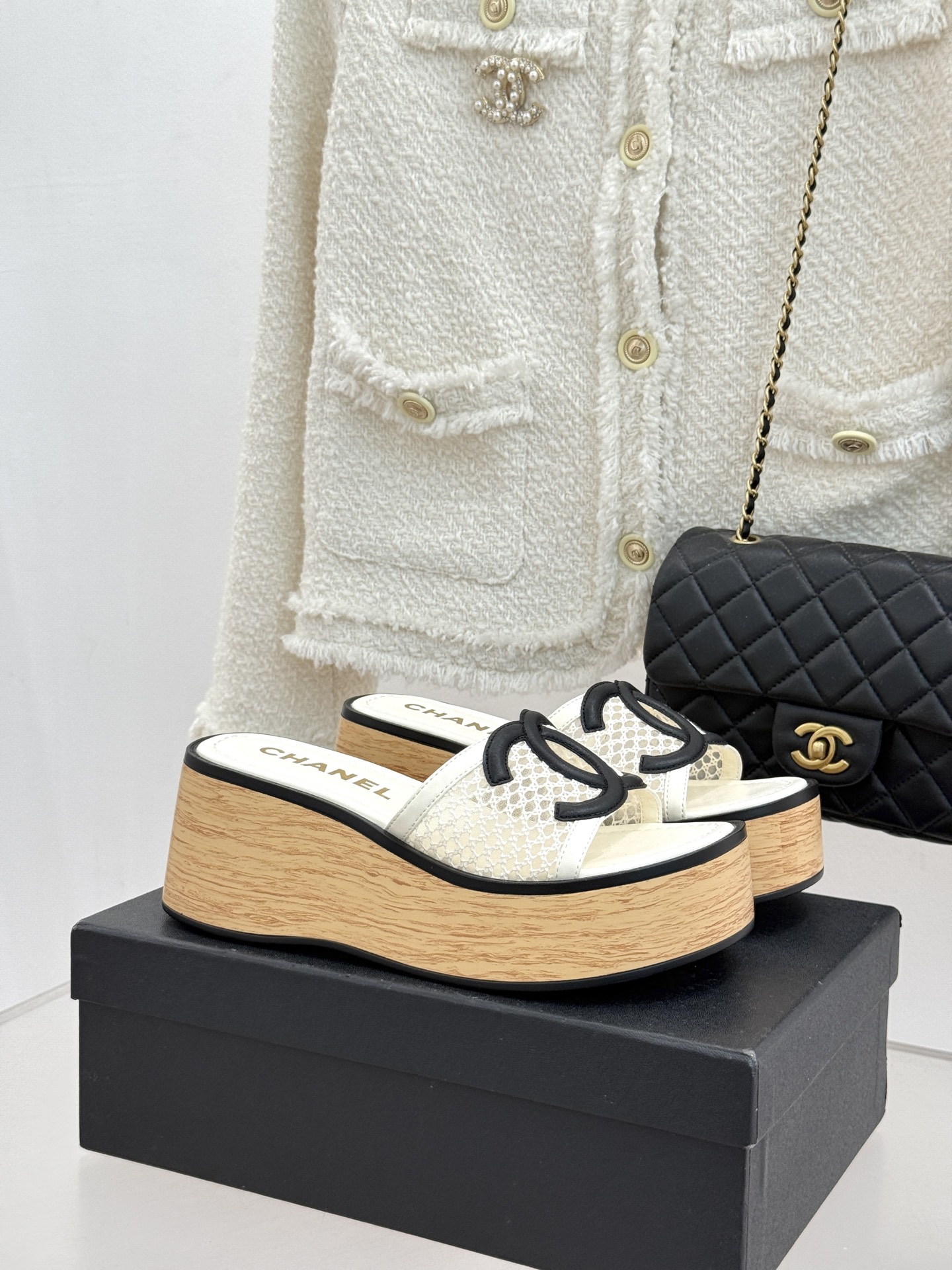 CHANE*｜小香26P新品大双C镂空网面厚底拖鞋是2026春夏轻奢松弛感的标杆。通透网眼鞋面自带呼吸感