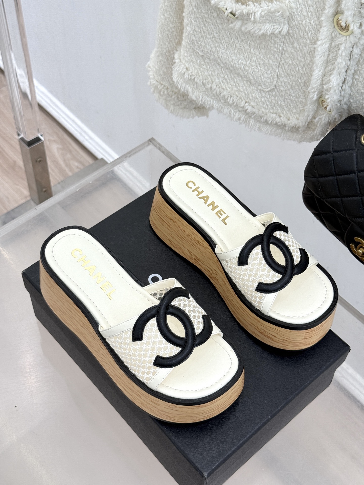 CHANE*｜小香26P新品大双C镂空网面厚底拖鞋是2026春夏轻奢松弛感的标杆。通透网眼鞋面自带呼吸感